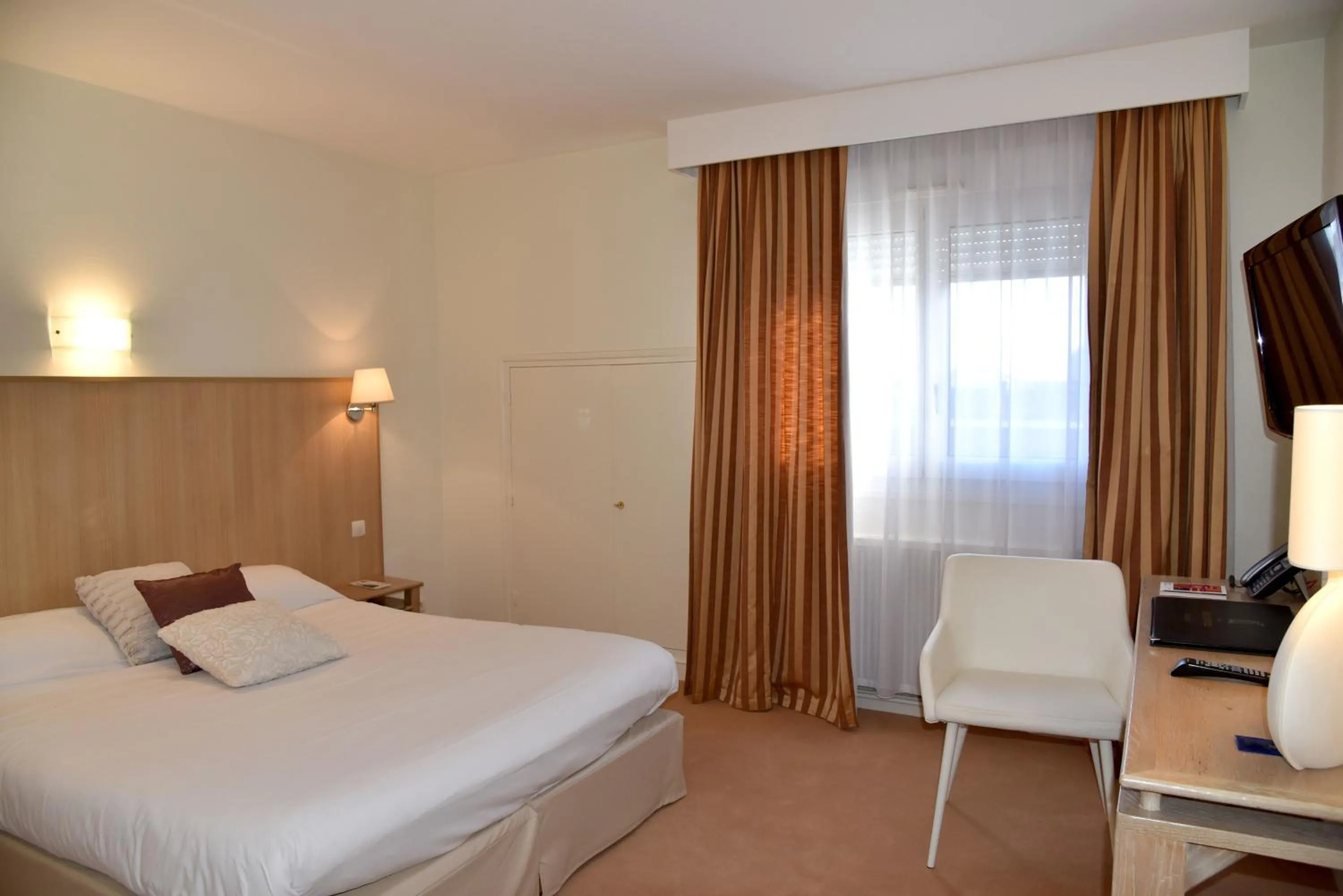 Bedroom, Bed in The Originals City, Hôtel Chantecler, Le Mans