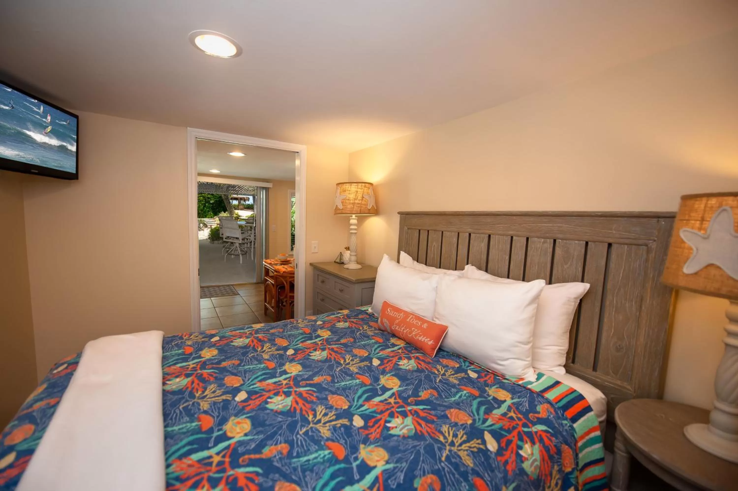 Deluxe Queen Suite in Cedar Cove Resort & Cottages
