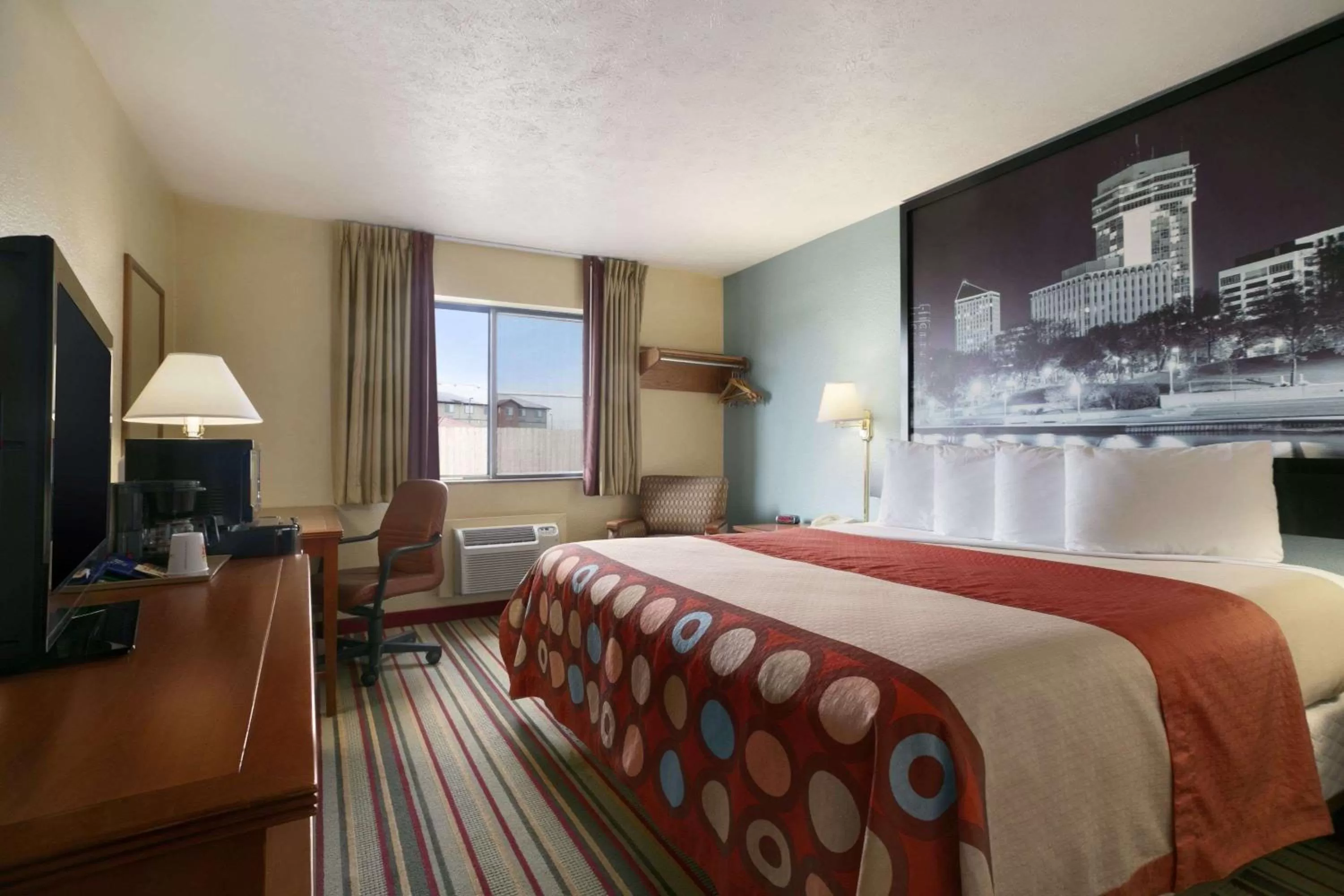 Queen Room - Disability Access - Non-Smoking in Super 8 by Wyndham Park City/North Wichita Area