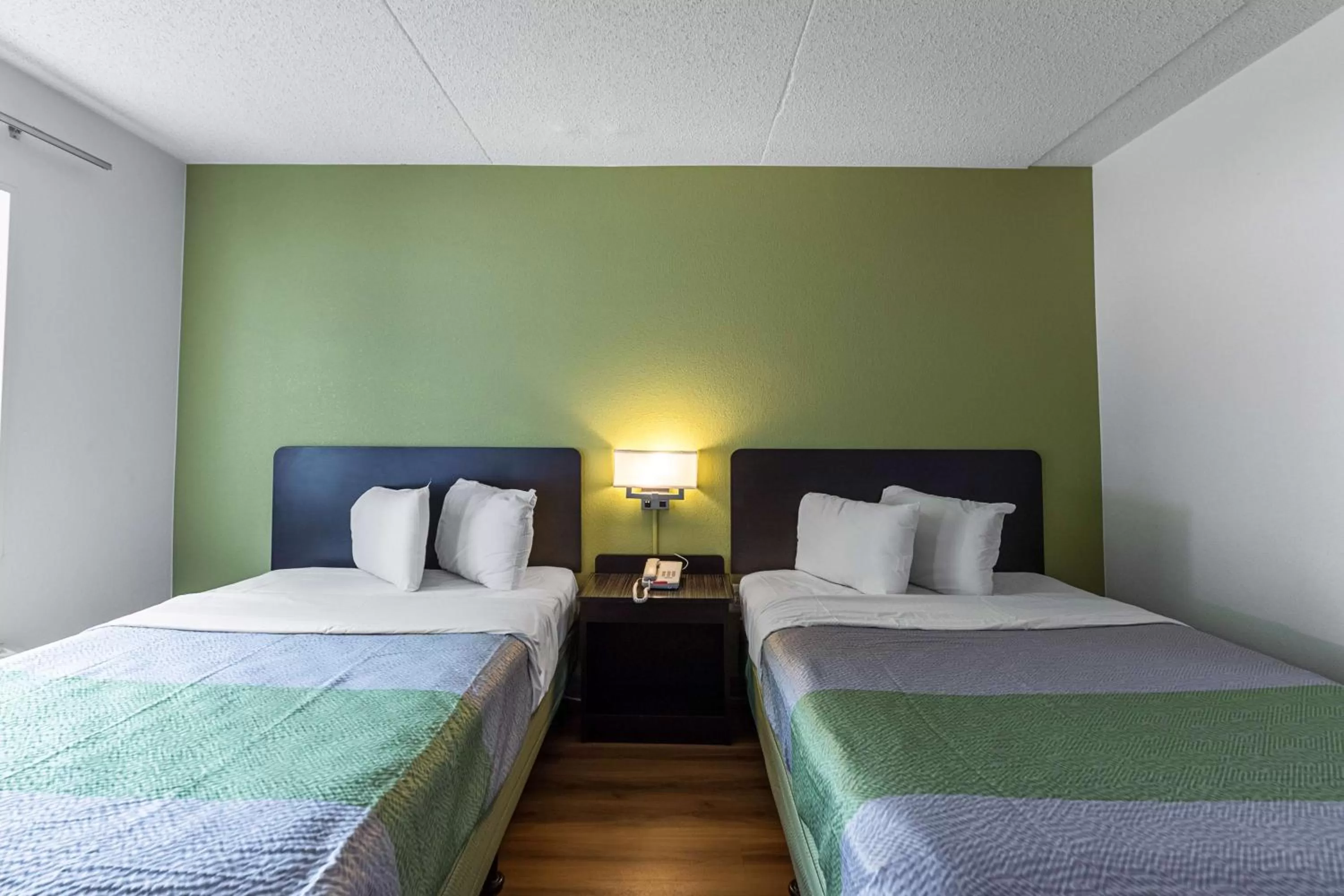 Quadruple Room - Smoking in Motel 6-Warminster, PA