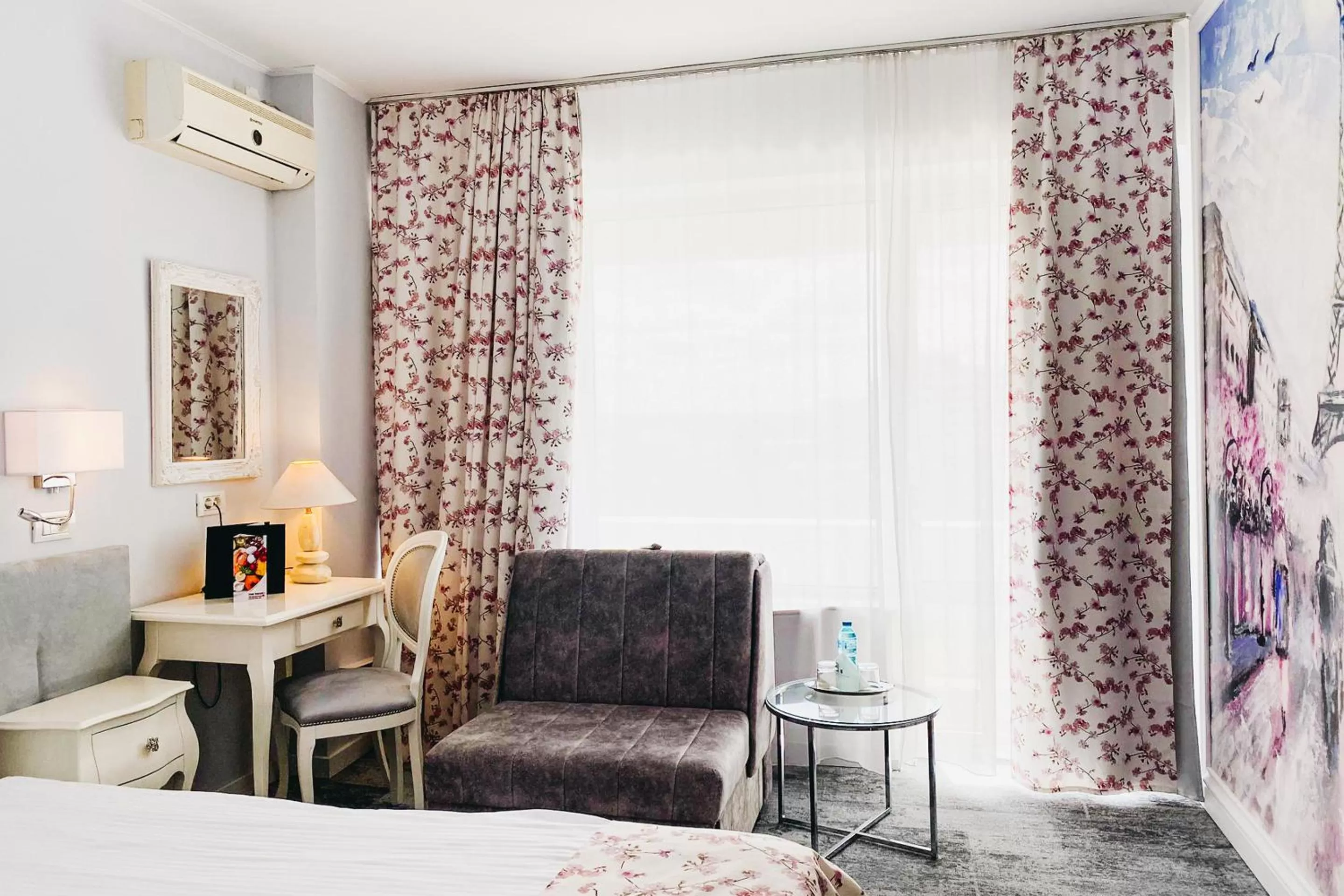 Deluxe Family Room with Extendable Armchair and River View in Continental Forum Oradea