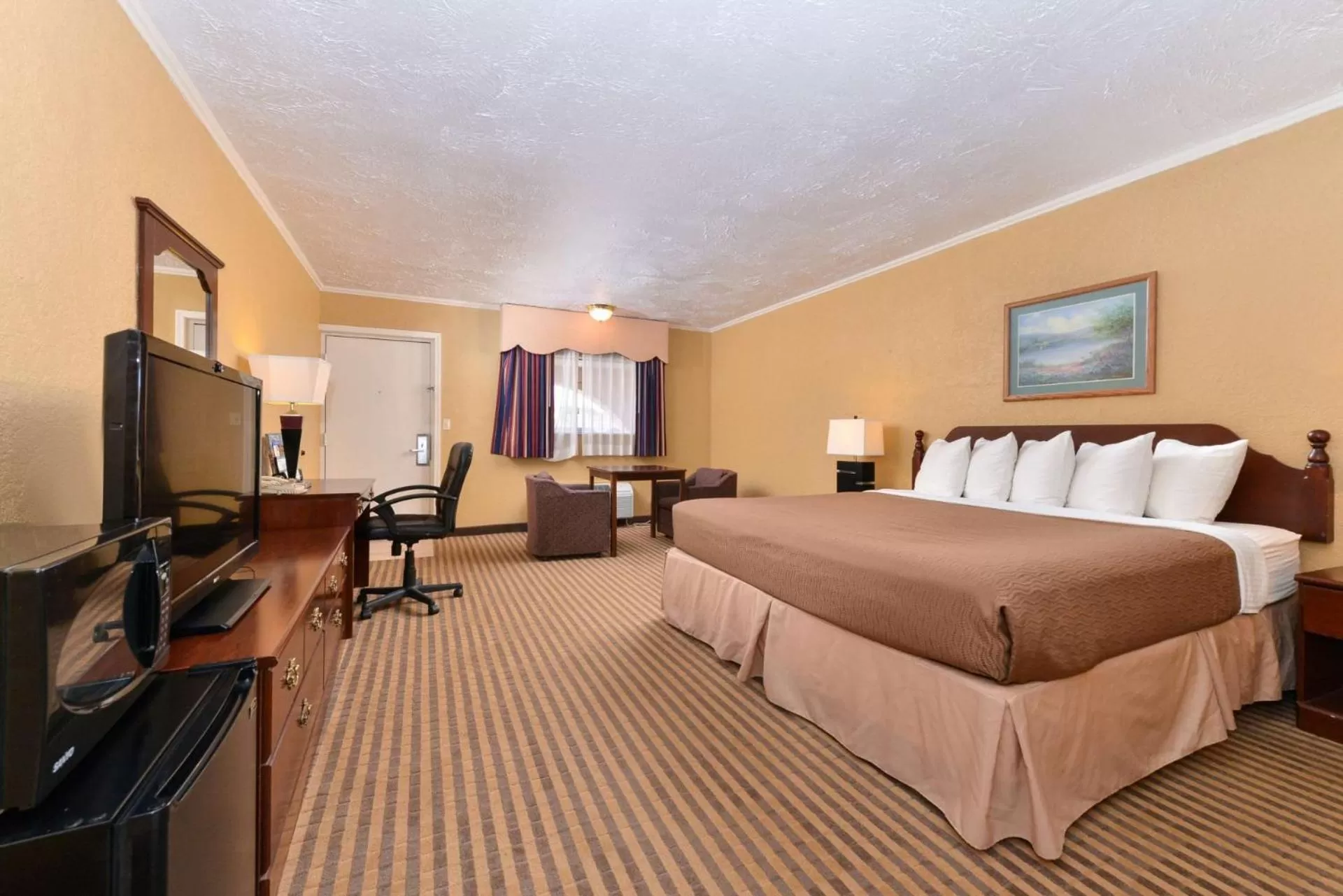 Deluxe King Room in Executive Plus Inn and Suites