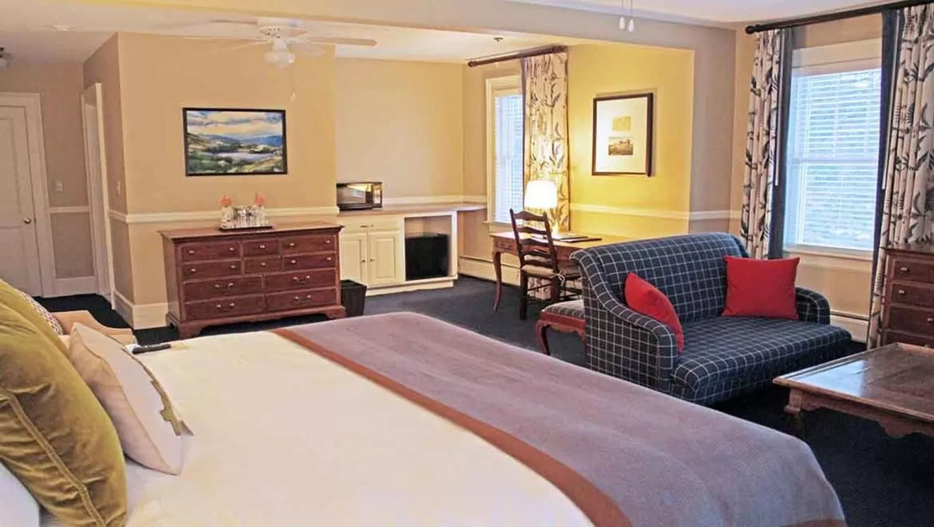 Premier Room - 1 King Bed in Omni Bretton Arms Inn at Mount Washington Resort
