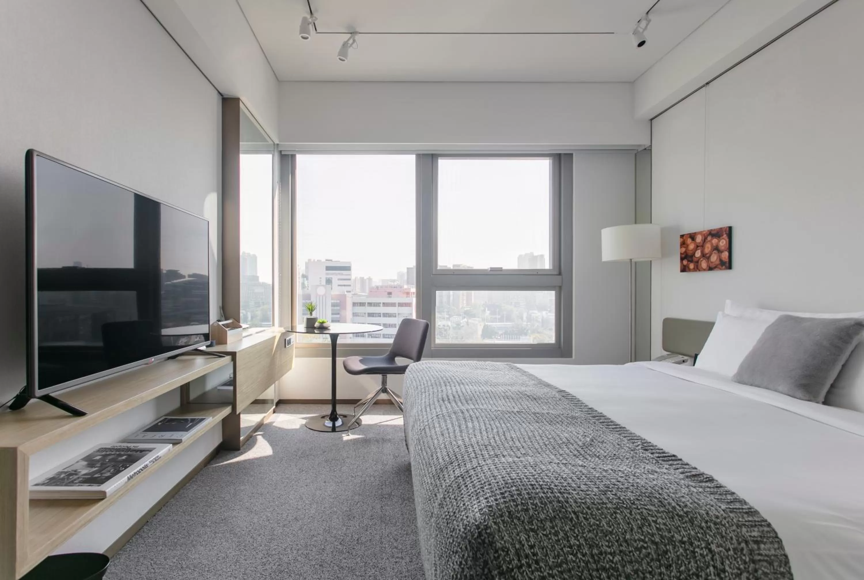 Sunrise Deluxe King Room in Hotel Stage