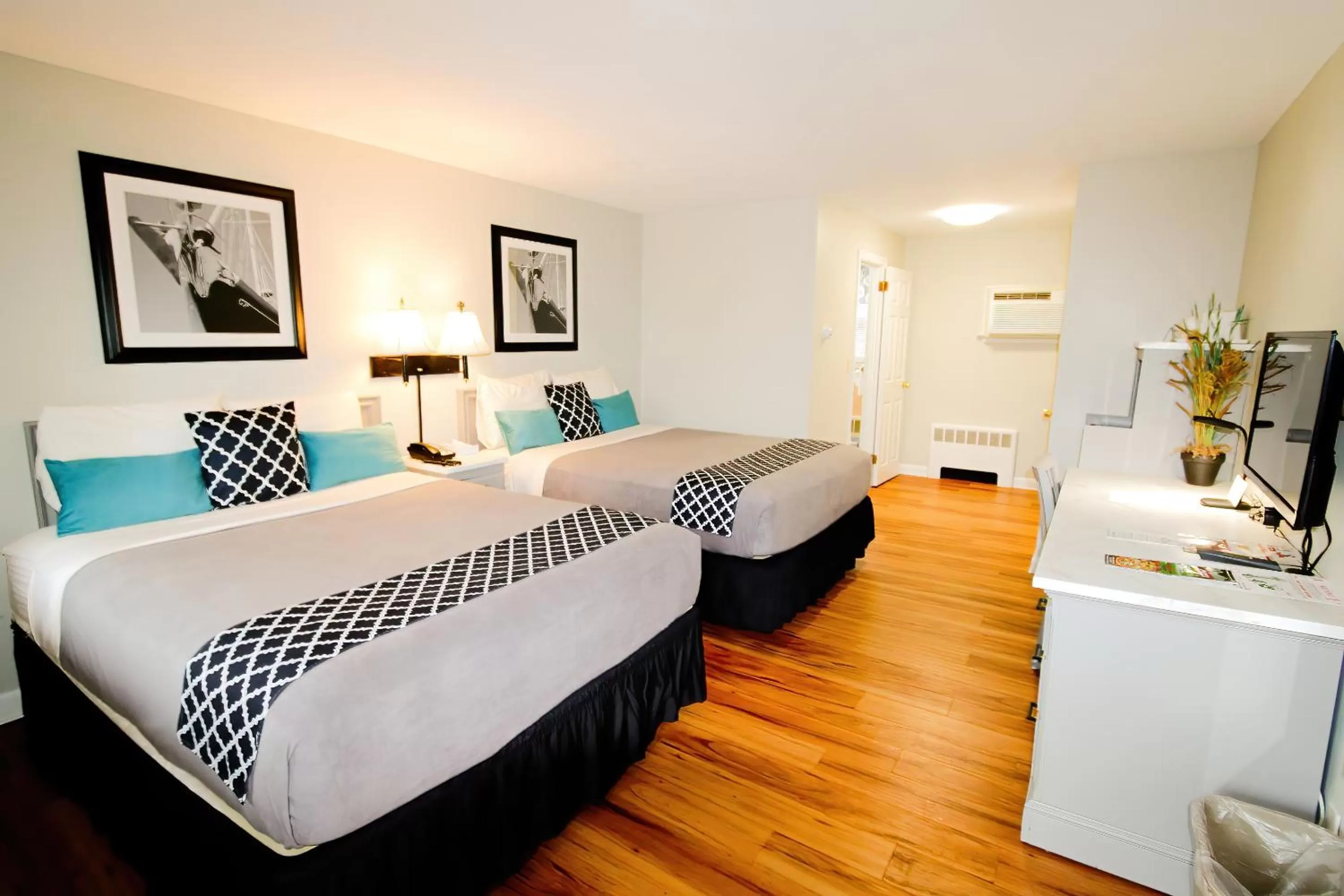 Double Room with Two Double Beds - Smoking in Colonial Inn Seekonk