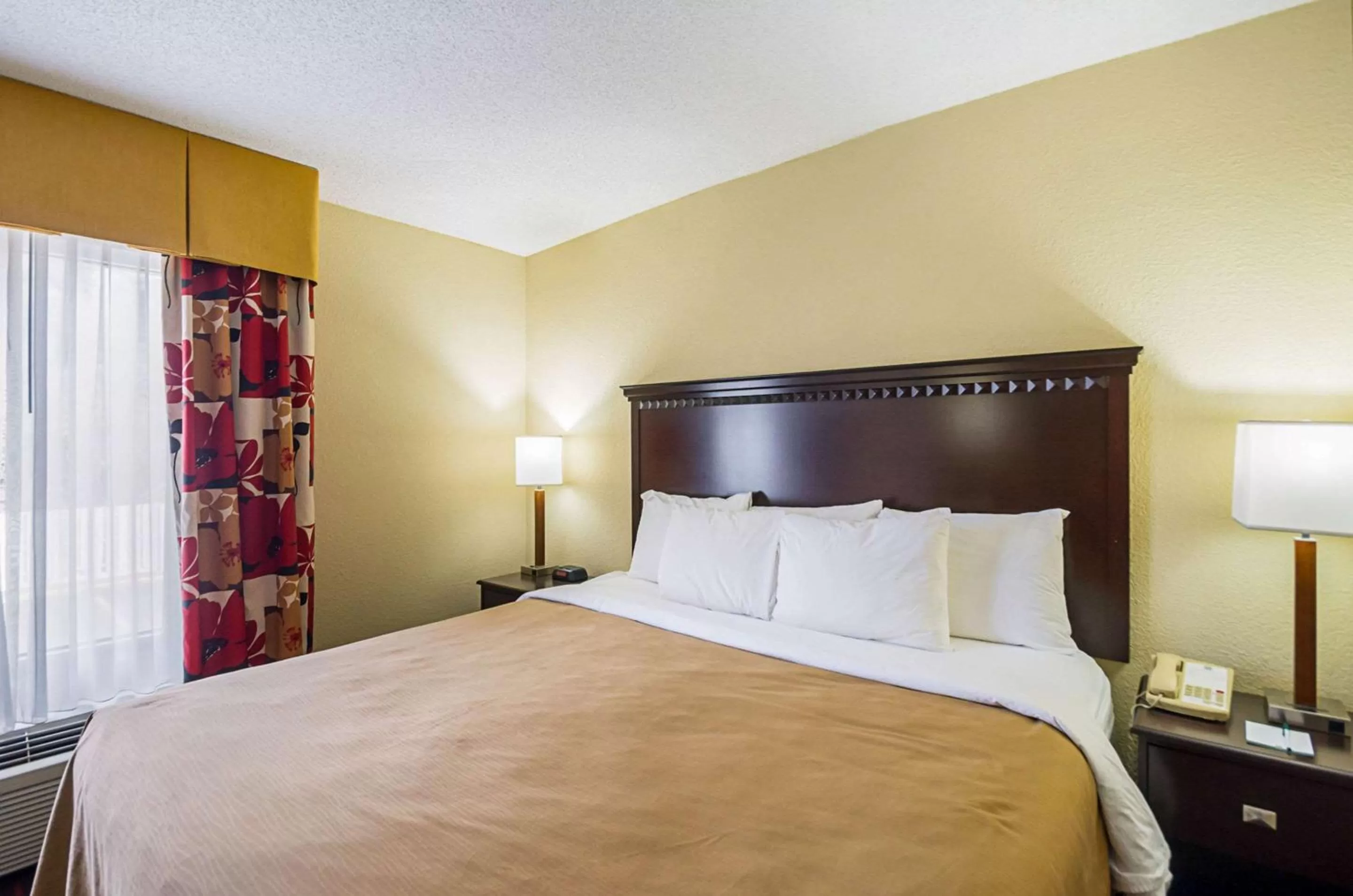 King Suite - Non-Smoking in Quality Inn & Suites Hagerstown