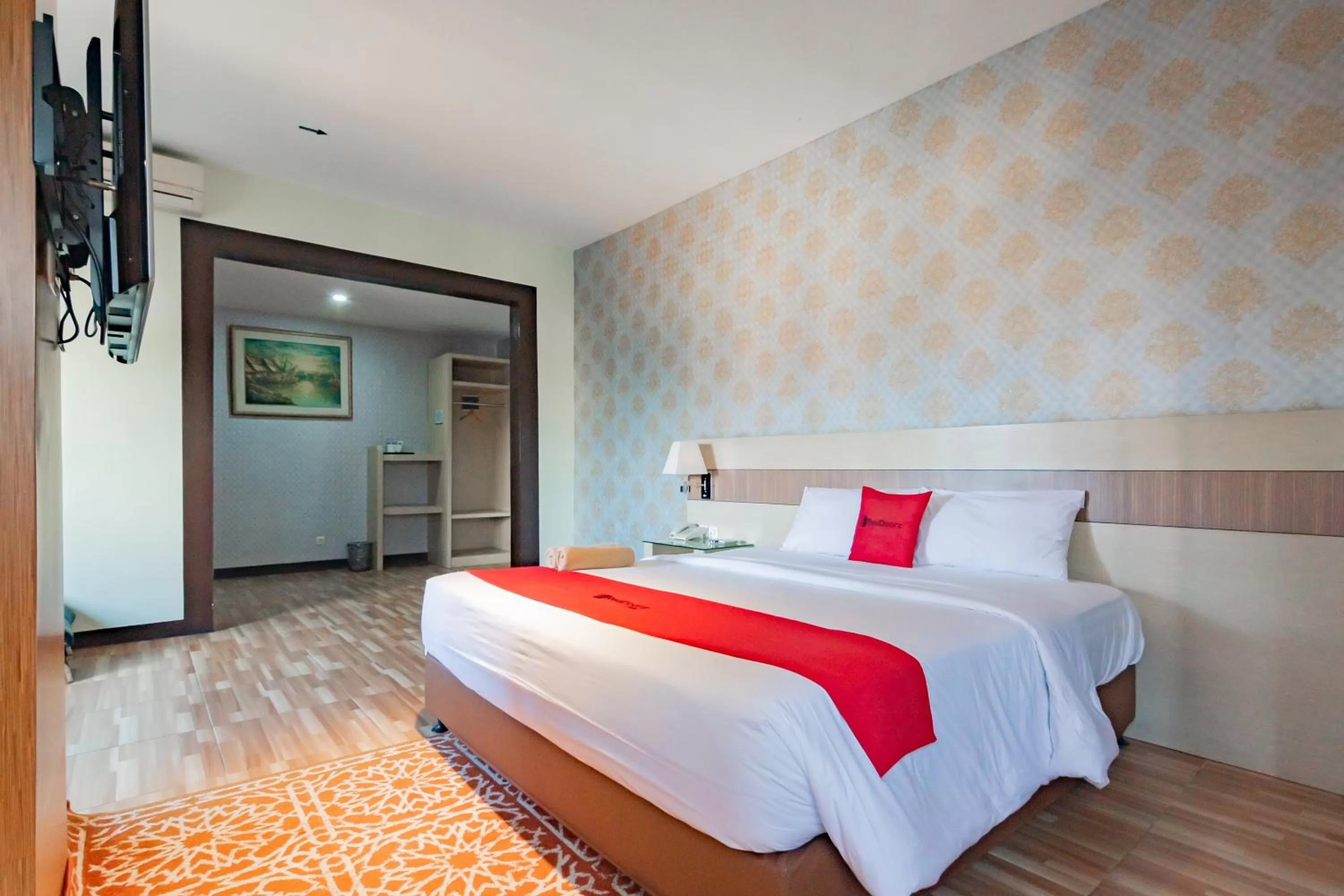 Deluxe Room in RedDoorz Premium near Bandung Station