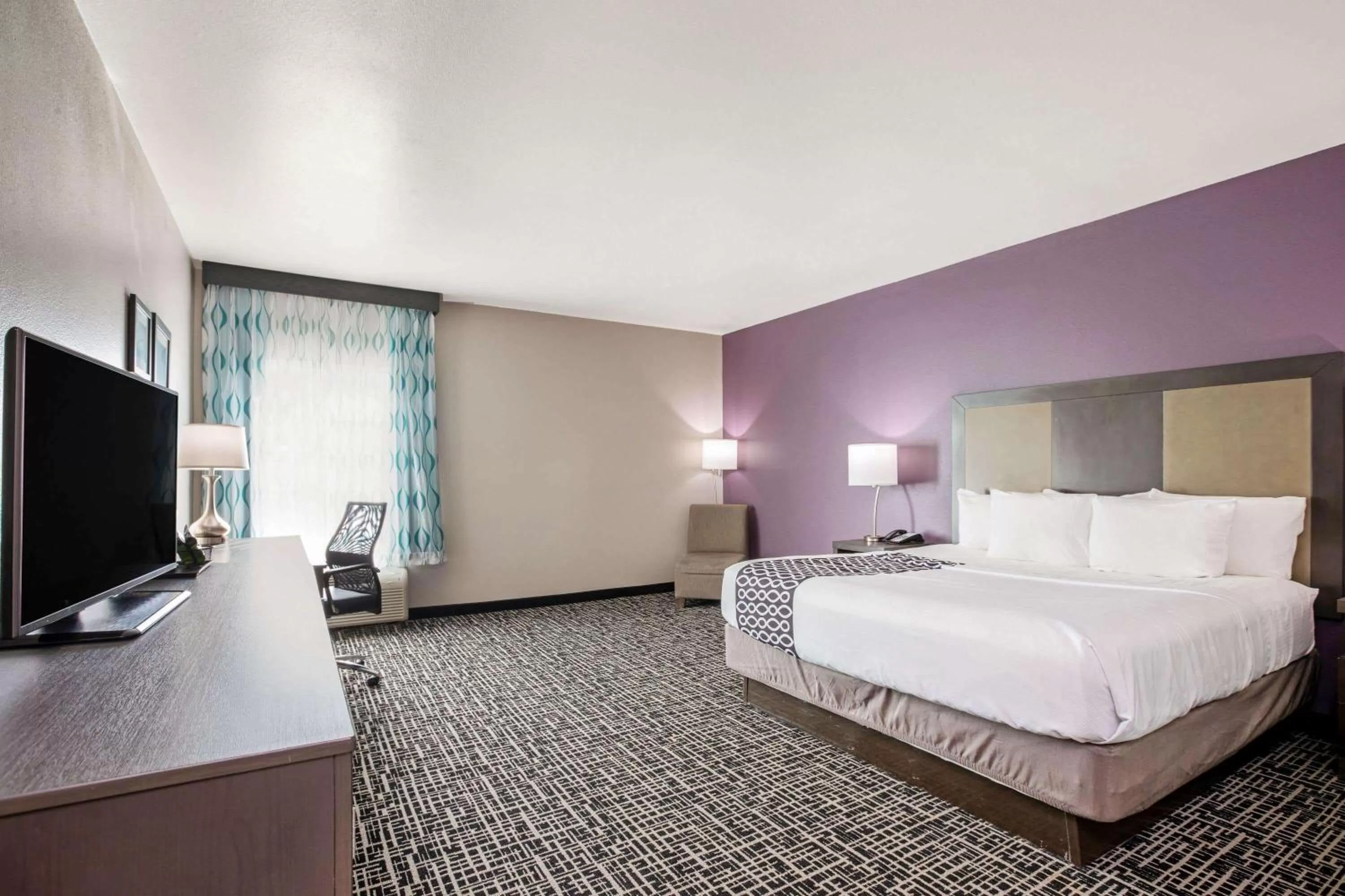 King Room with Roll-In Shower - Mobility/Hearing Accessible - Non-Smoking in La Quinta by Wyndham Corpus Christi - Portland