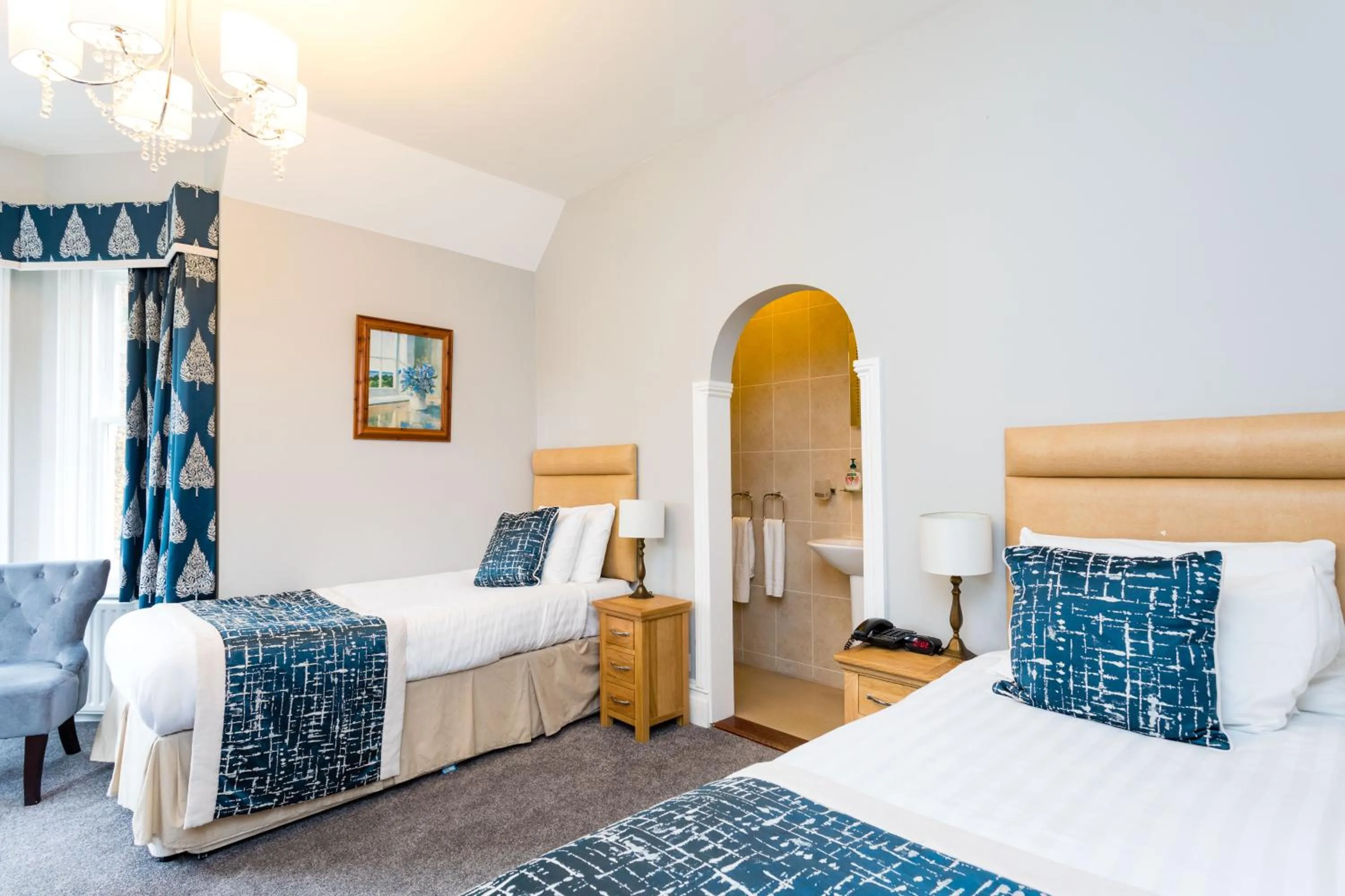 Superior Twin Room in The Lawn Guest House Gatwick