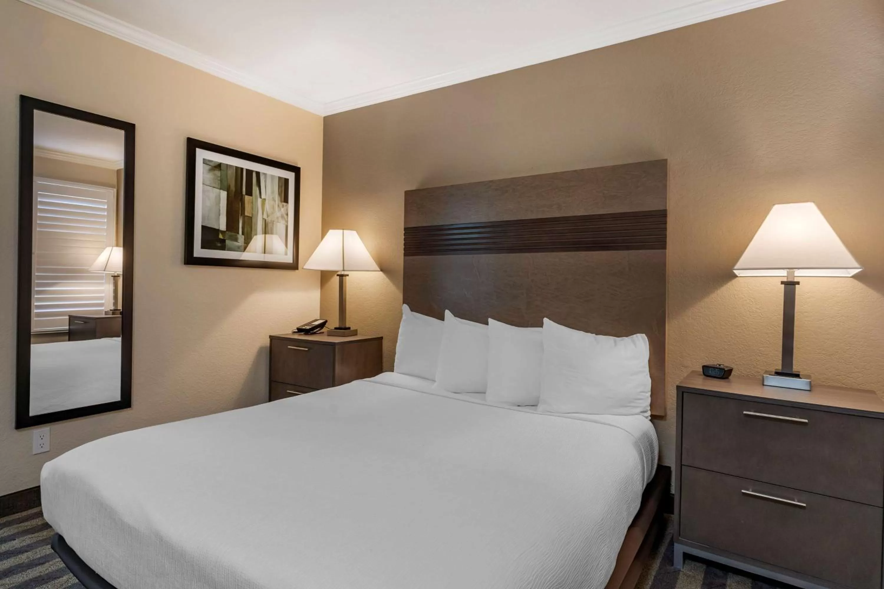 Queen Room with Walk-In Shower - Mobility Access/Communication Assistance/Non-Smoking in Best Western Silicon Valley Inn