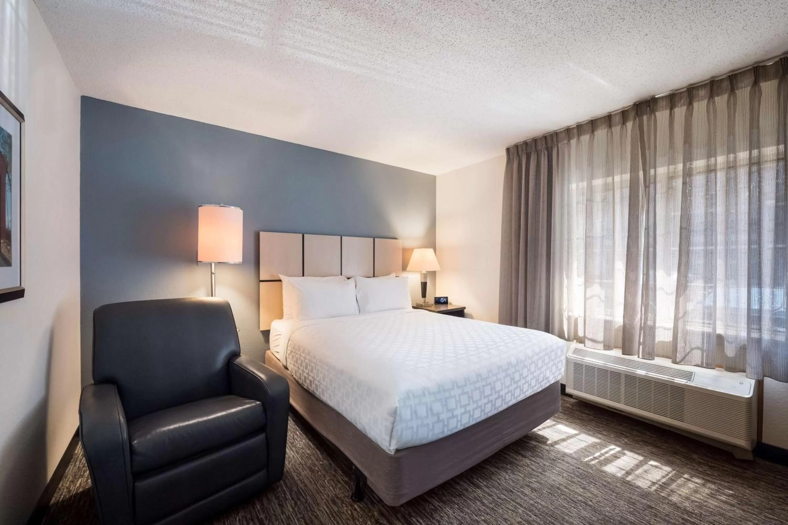 One-Bedroom Queen Suite with Bathtub - Mobility Accessible in Sonesta Simply Suites Des Moines