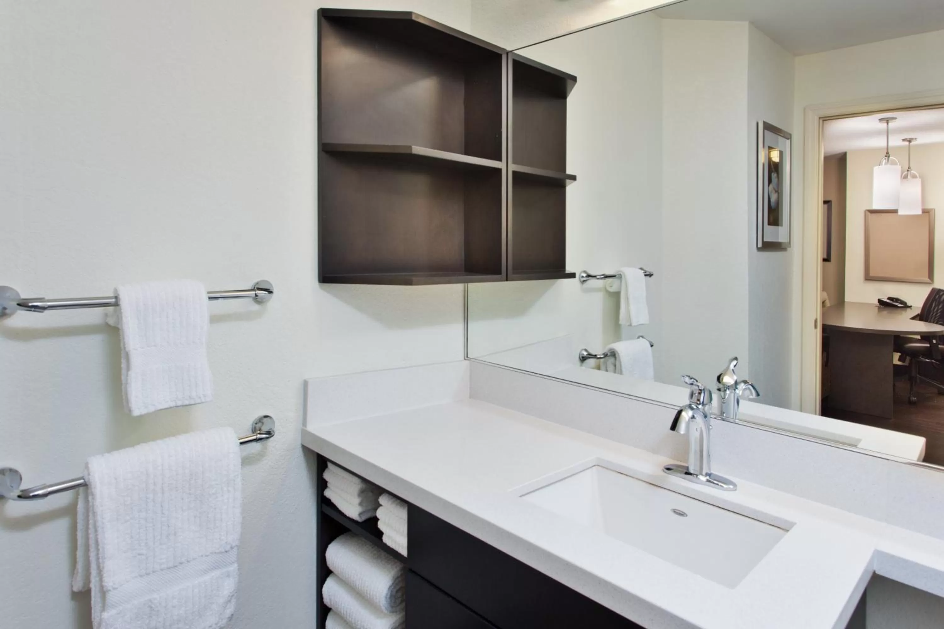 One-Bedroom Queen Suite with Roll-In Shower - Mobility Accessible in Sonesta Simply Suites Philadelphia Willow Grove