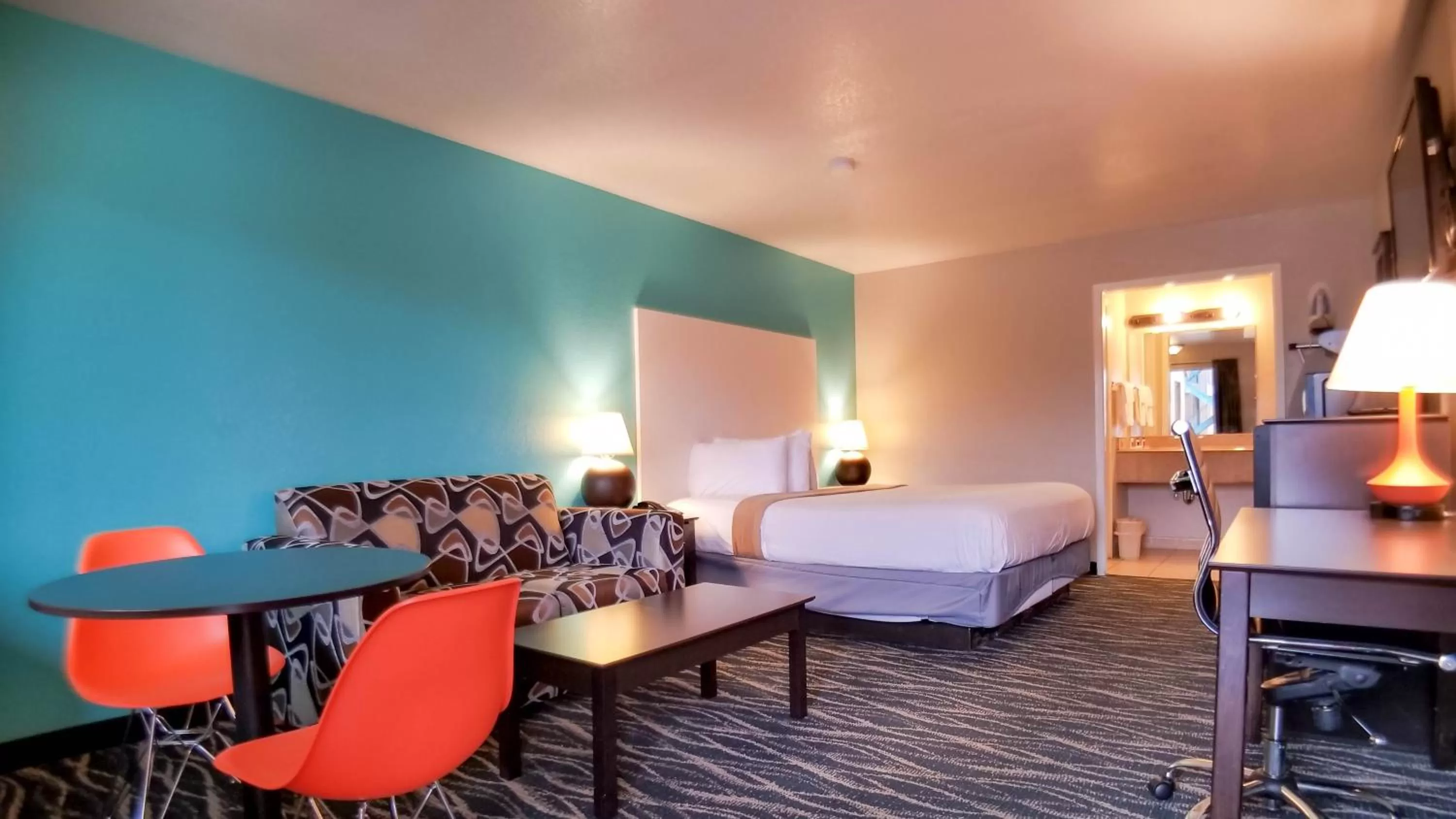 Deluxe King Room - Smoking in Howard Johnson by Wyndham Houston Hobby Airport