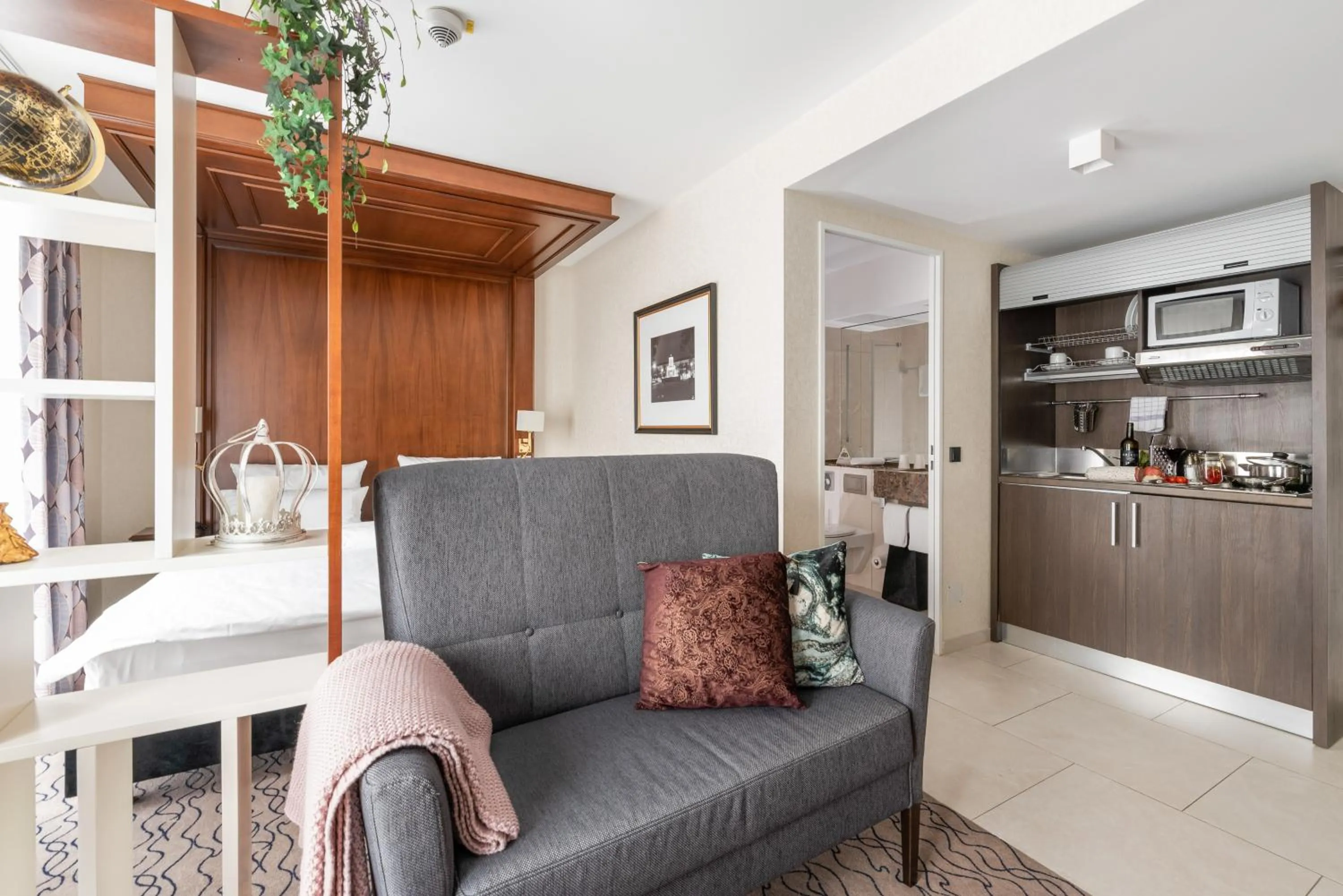 Deluxe King Studio in AdvaStay by KING's