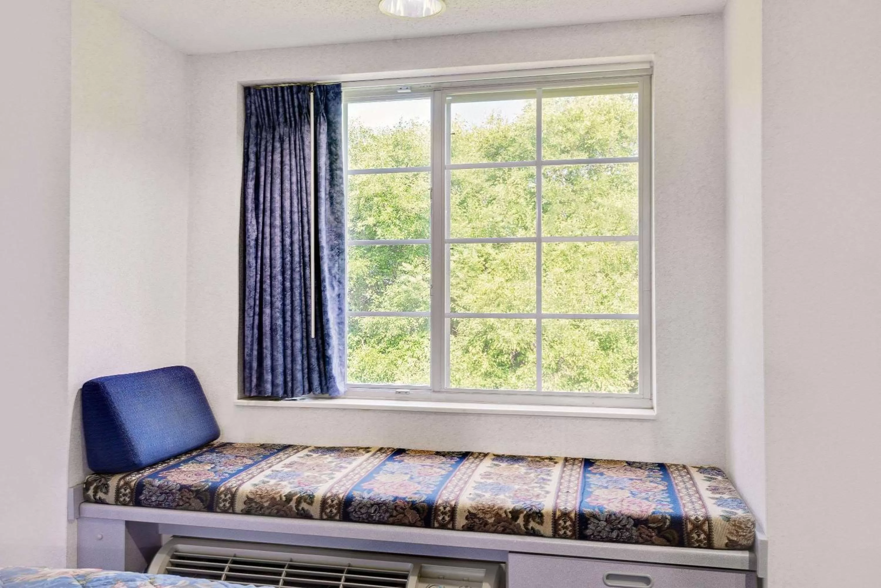 Queen Suite with Whirlpool - Non-Smoking in Microtel Inn & Suites by Wyndham Hagerstown by I-81