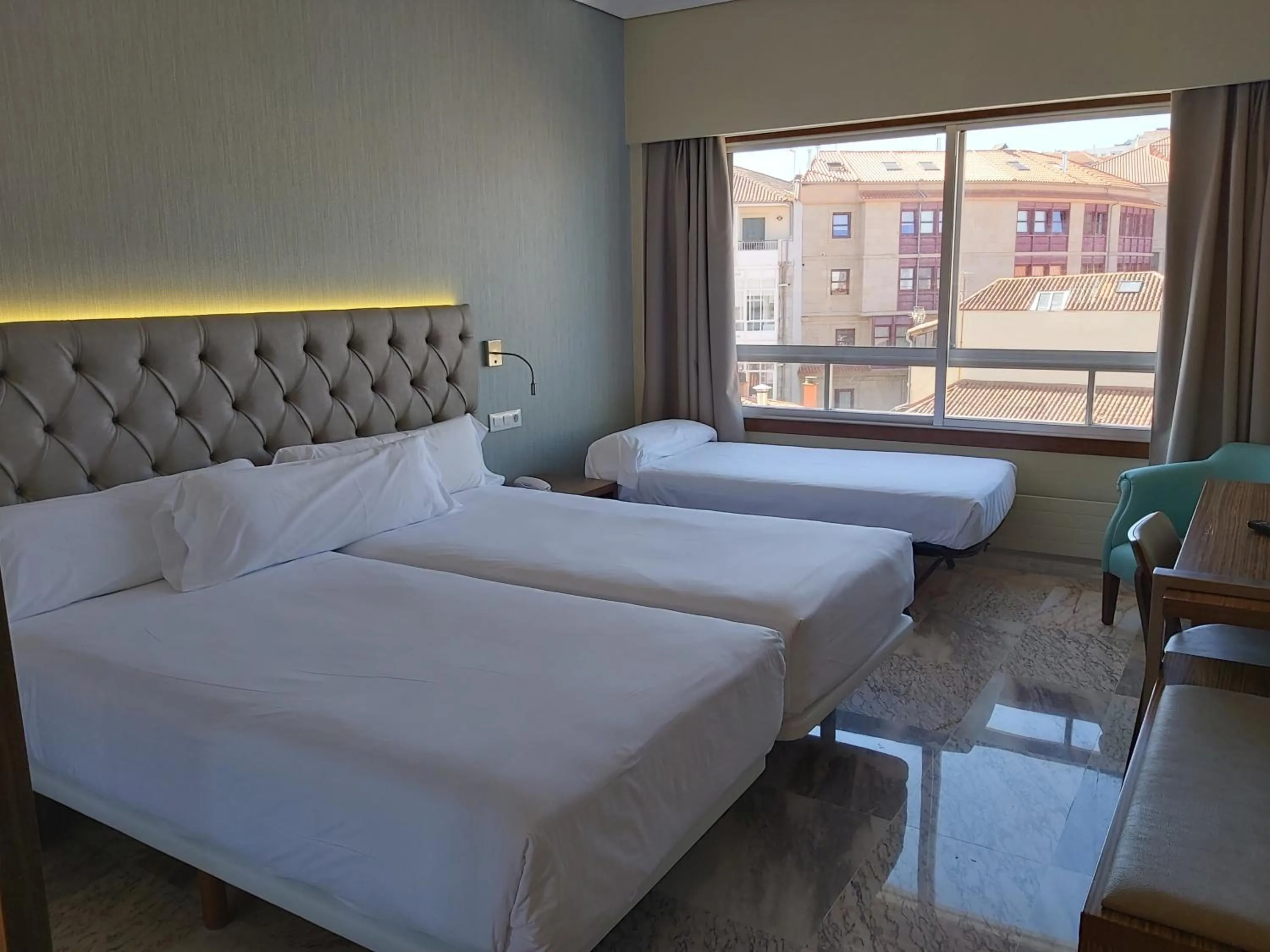 Twin Room with Extra Bed in Hotel Bahía de Vigo