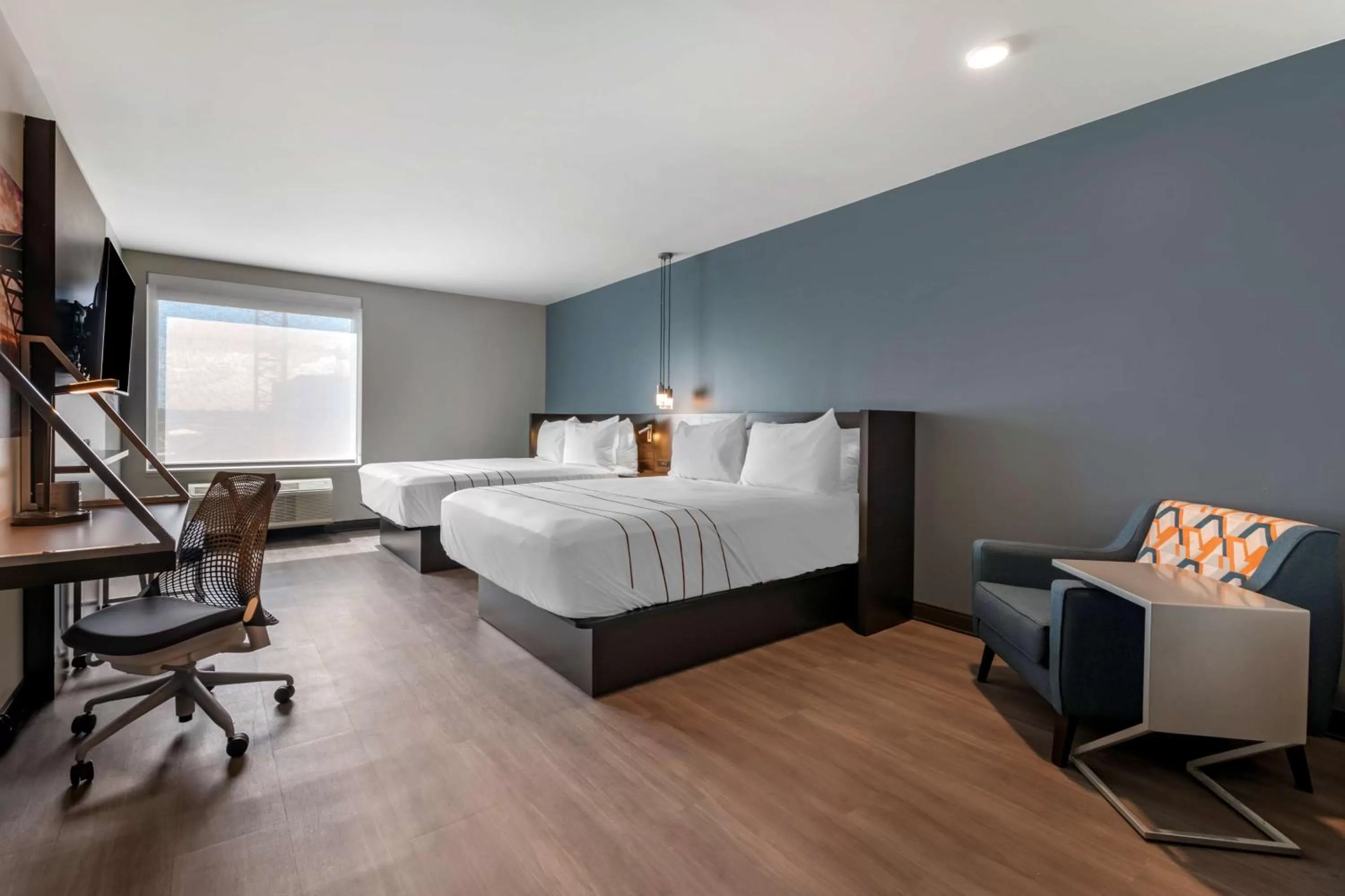 Queen Room with Two Queen Beds and Bath Tub - Disability Access in Vīb Hotel by Best Western Denver RiNo