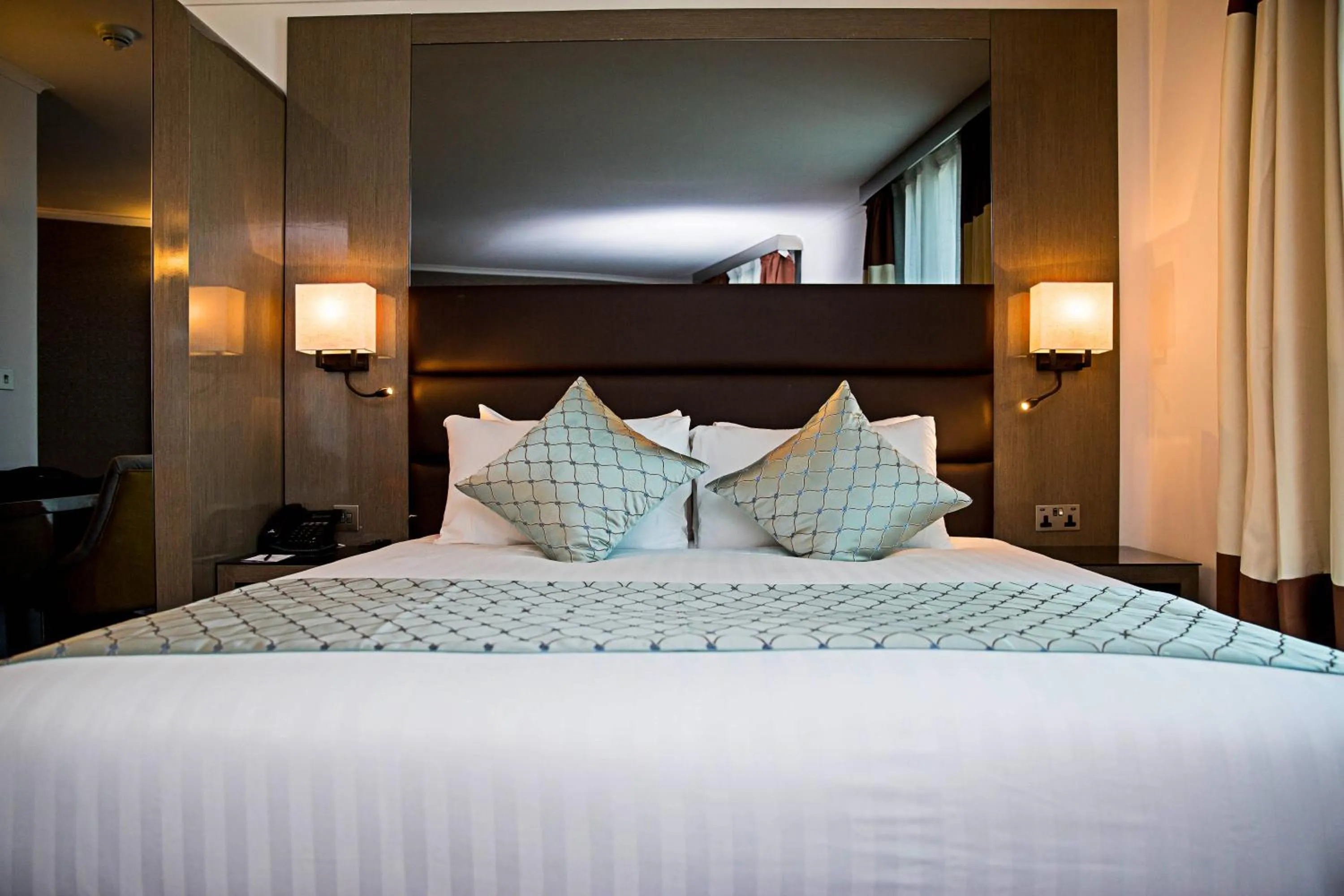 Double or Twin Room with View in Atrium Hotel Heathrow