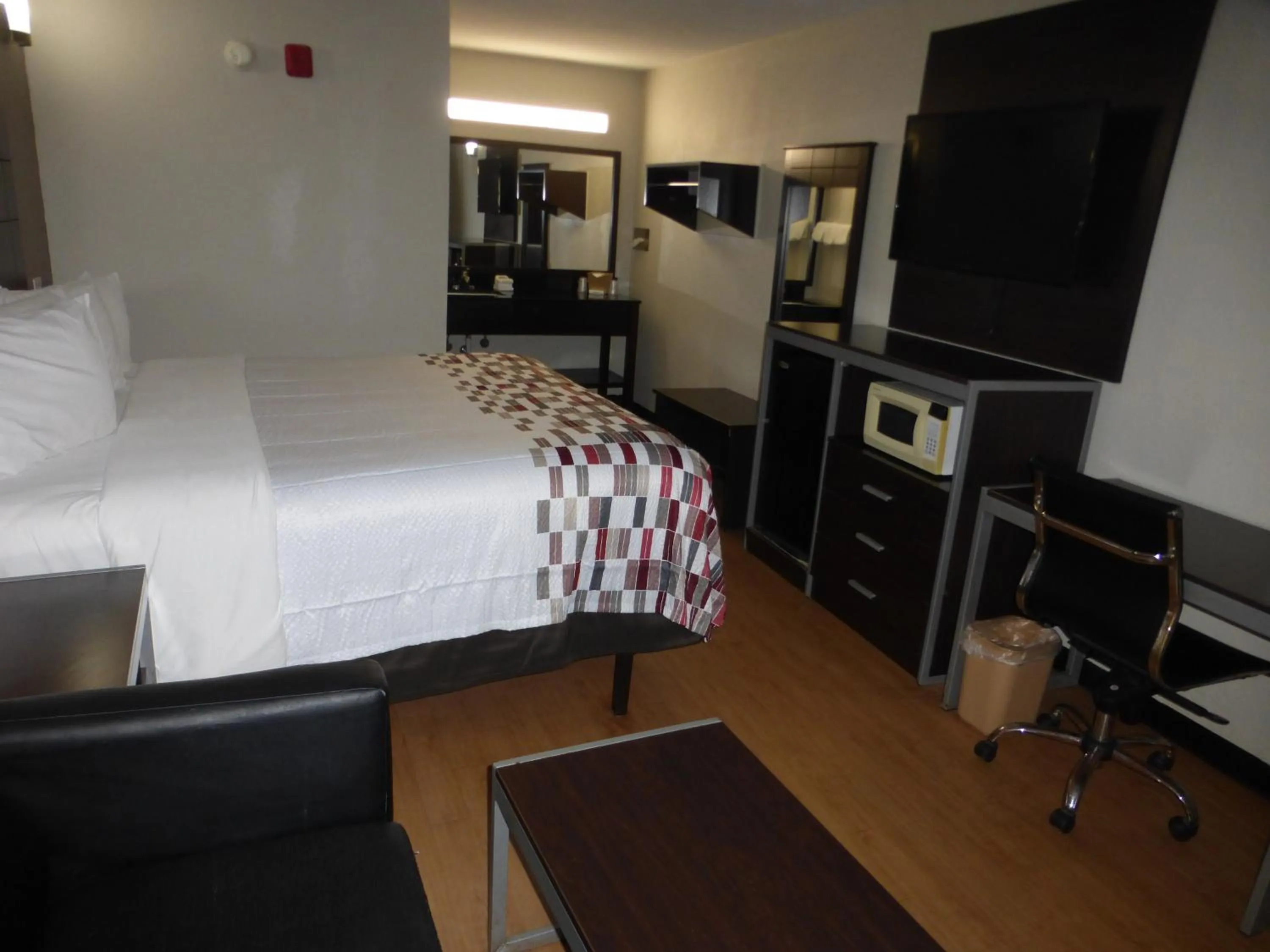 Deluxe King Room Smoke Free in Red Roof Inn Corpus Christi North - Near Downtown