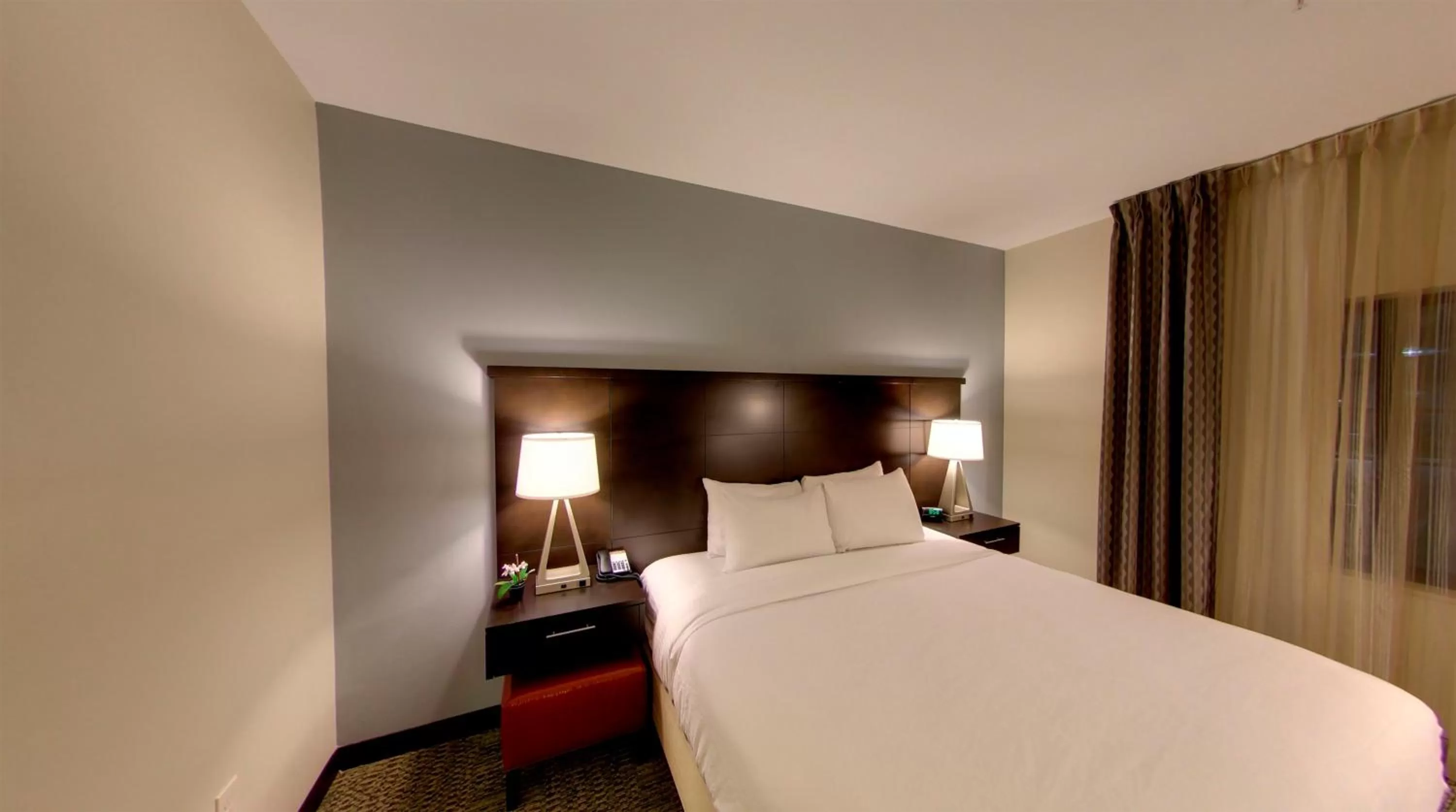 Studio Queen Suite in Staybridge Suites Ann Arbor - Research Parkway by IHG