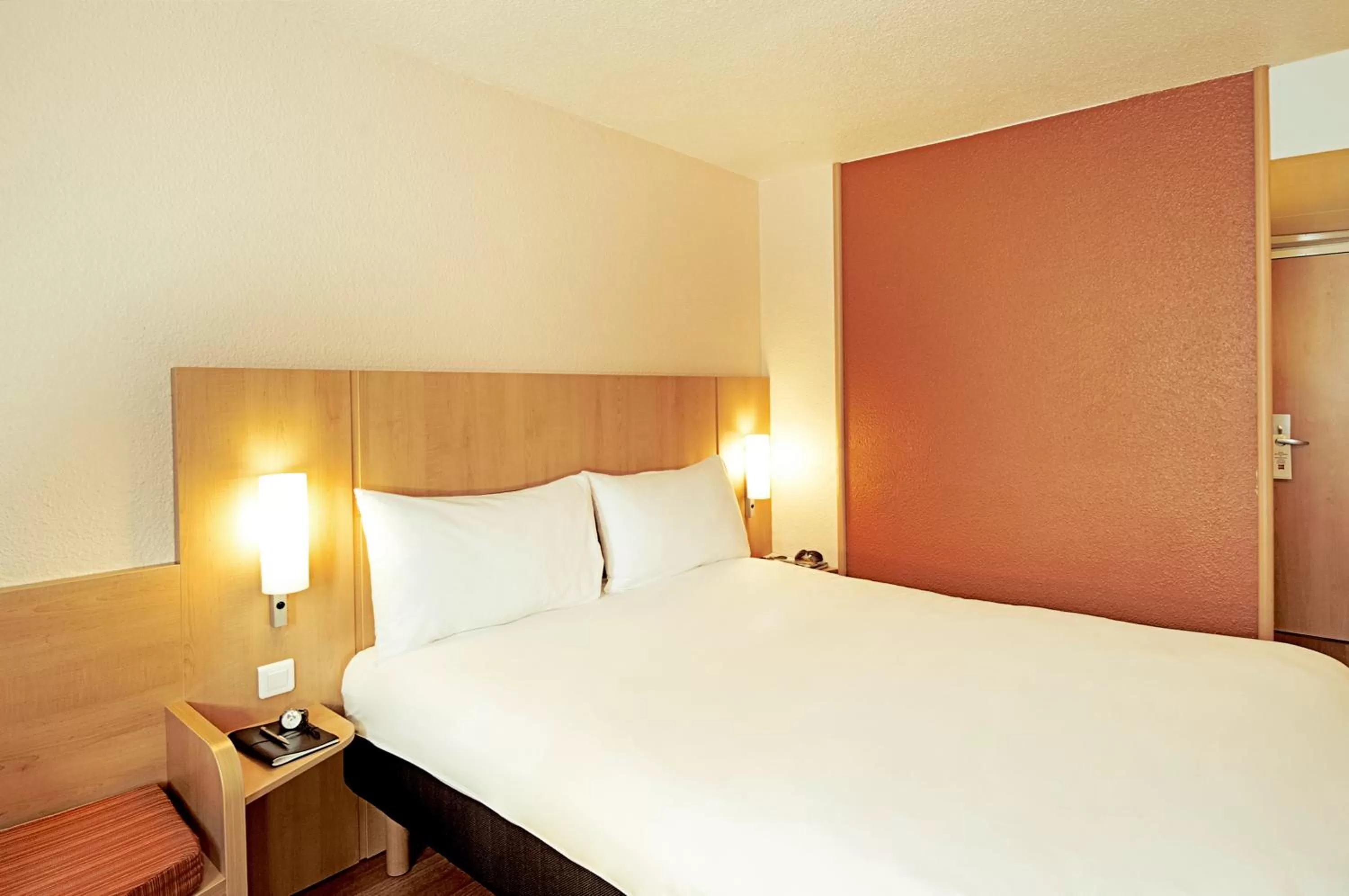 Standard One Double Bed in ibis Beauvais Aéroport