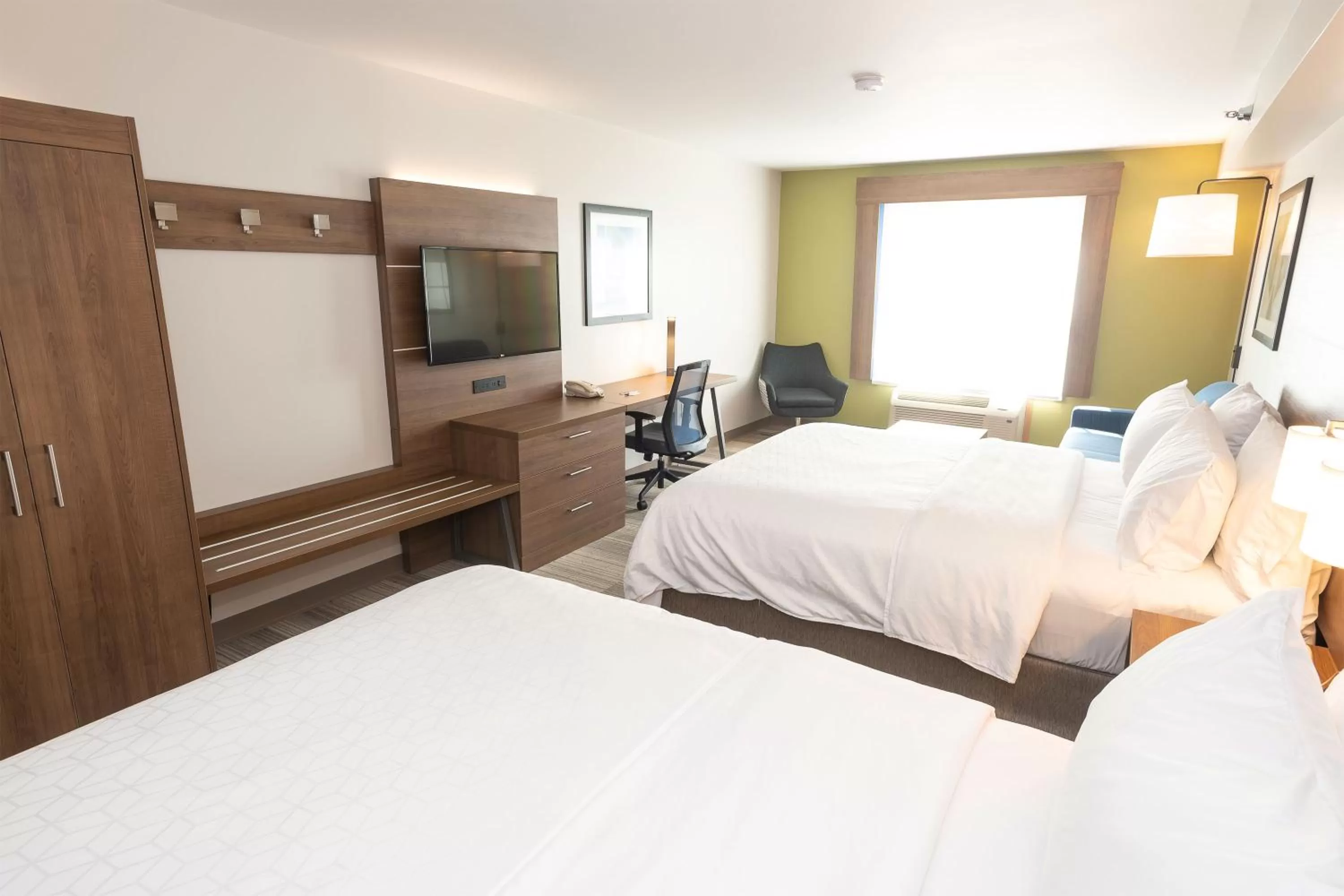 Queen Suite with Two Queen Beds in Holiday Inn Express & Suites Iron Mountain by IHG