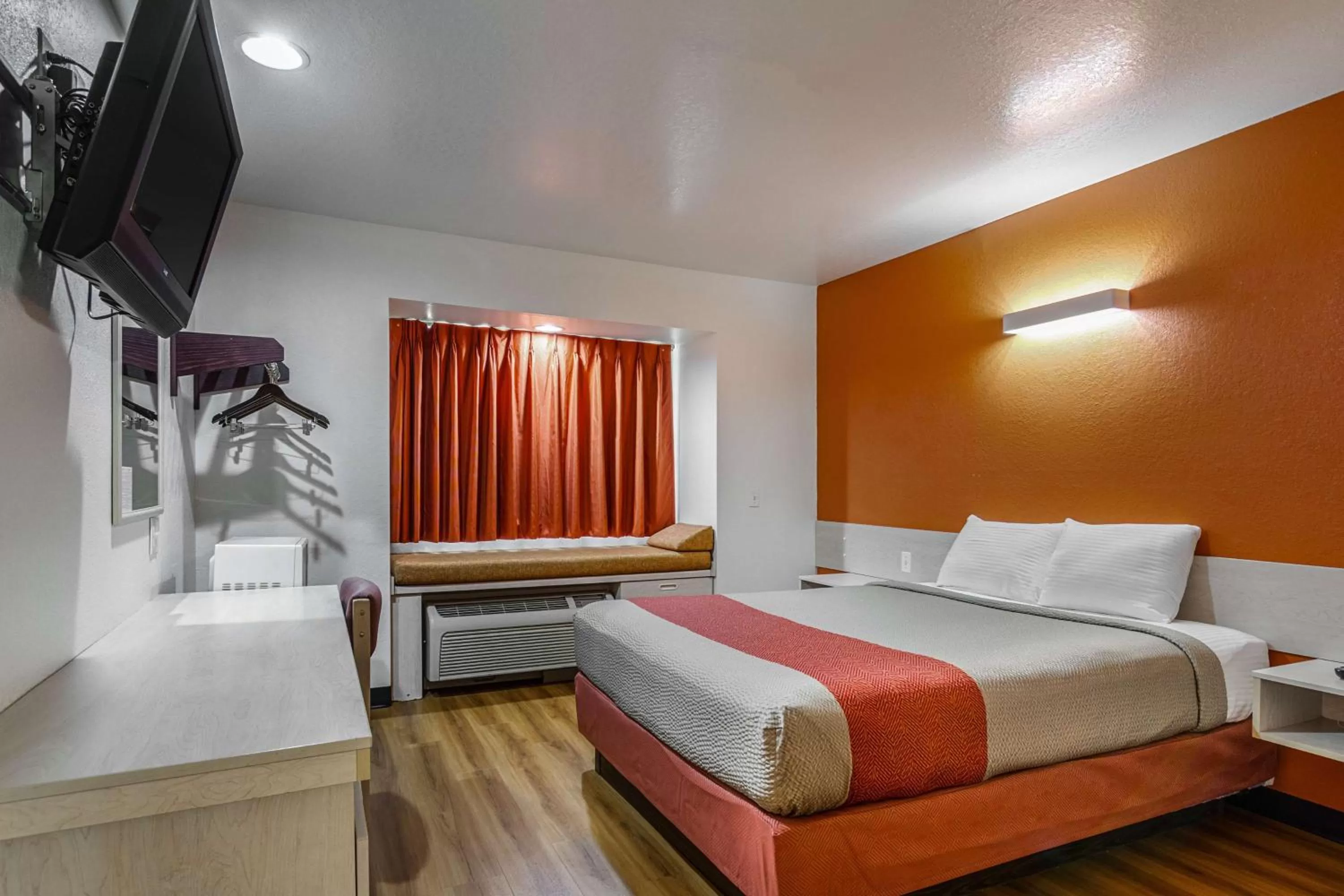 Queen Room - Non-Smoking in Motel 6-Mcalester, OK