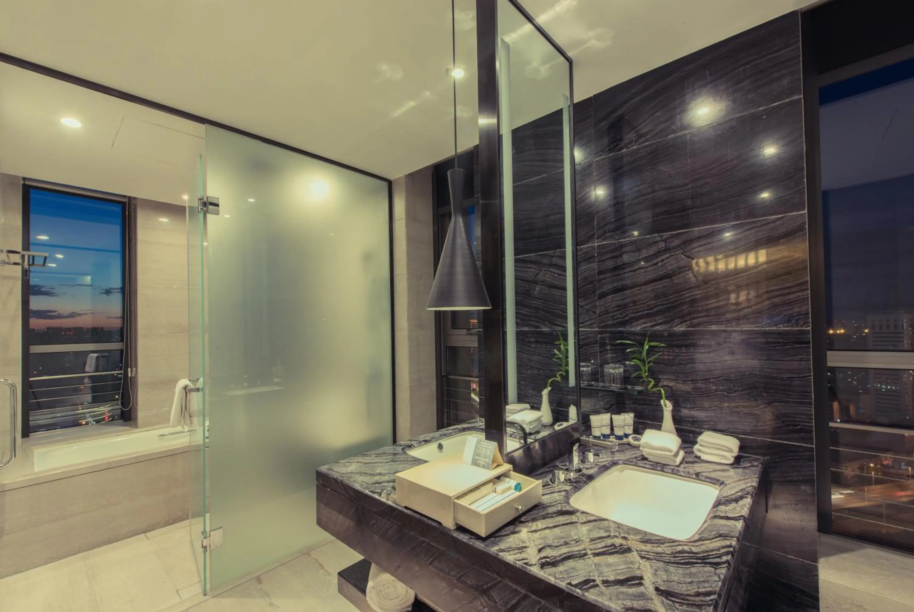 Club King Room with City View in Pan Pacific Tianjin