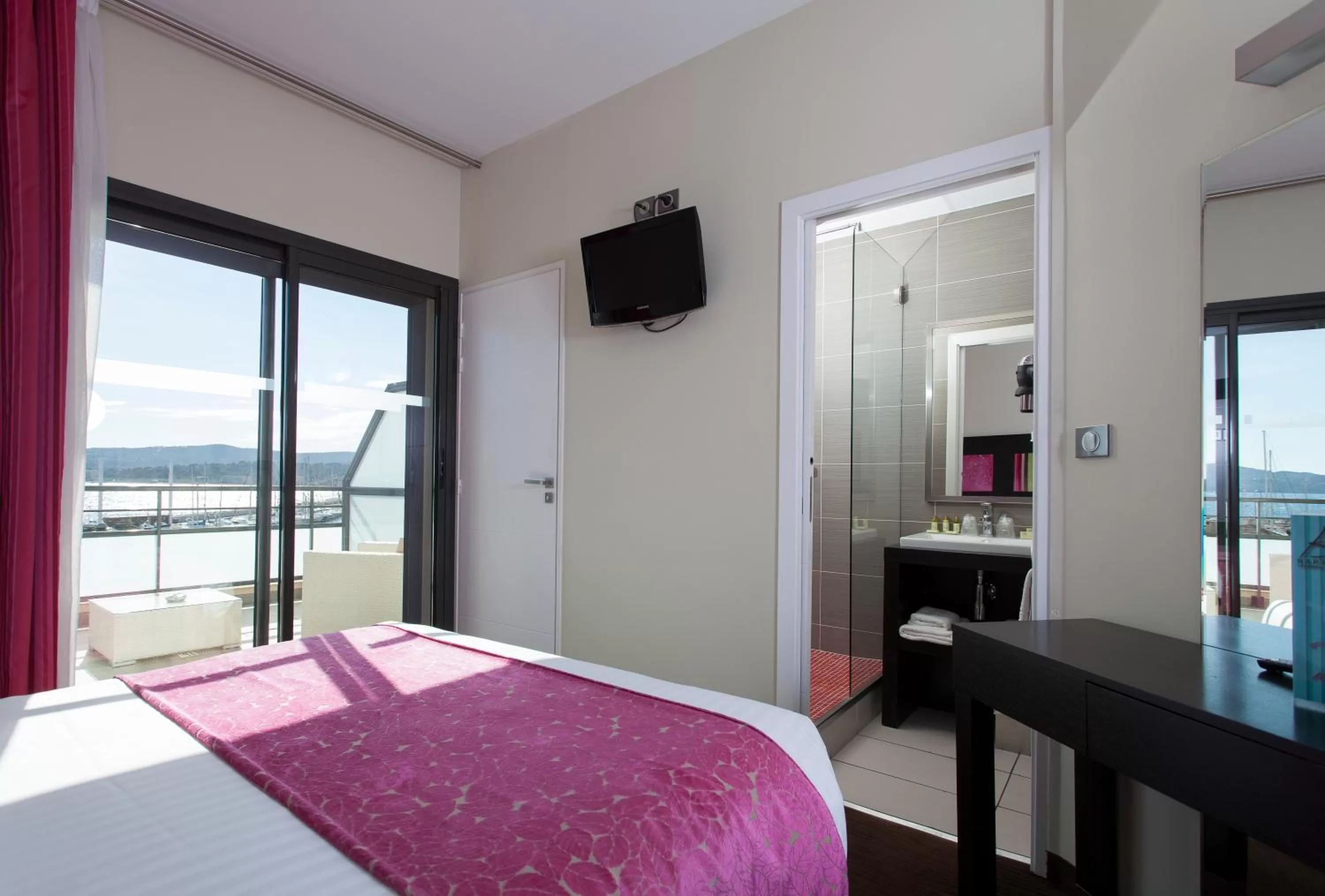 Privilège Double Room with Balcony and Sea View in Hôtel Baptistin