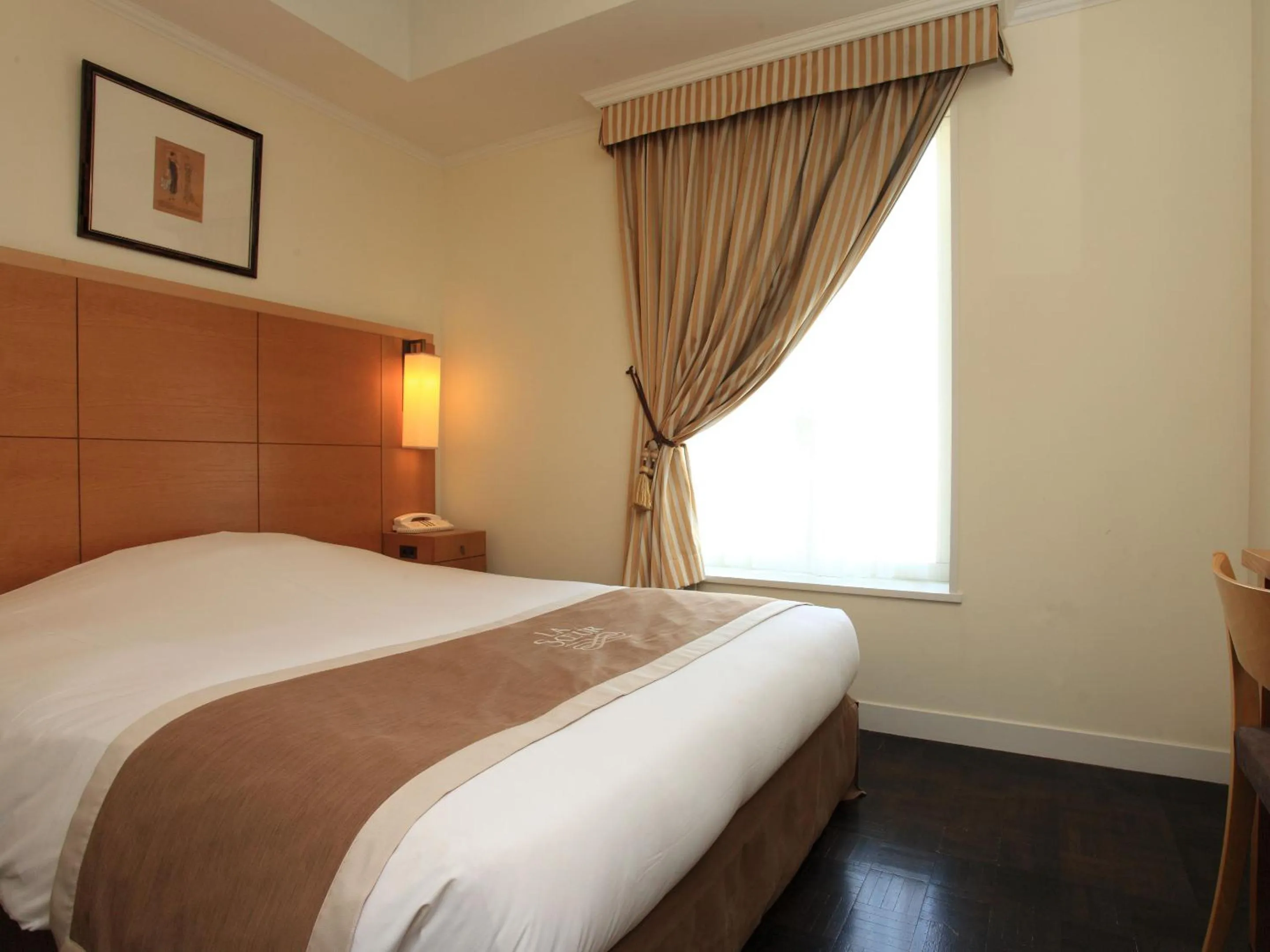 Double Room with Small Double Bed - Non-Smoking in Hotel Monterey Lasoeur Ginza