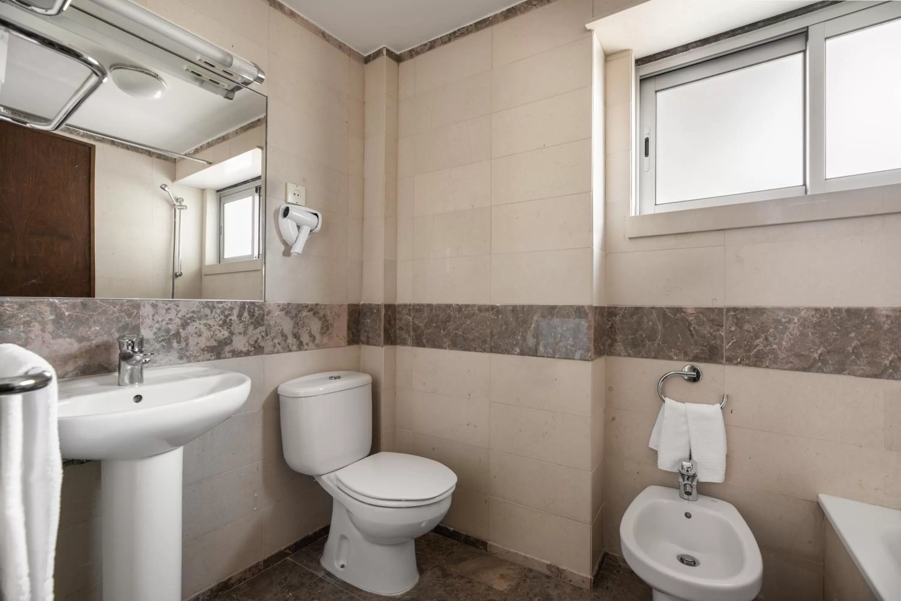 Twin Room with Sanctuary View and Balcony in Crisol Tres Pastorinhos