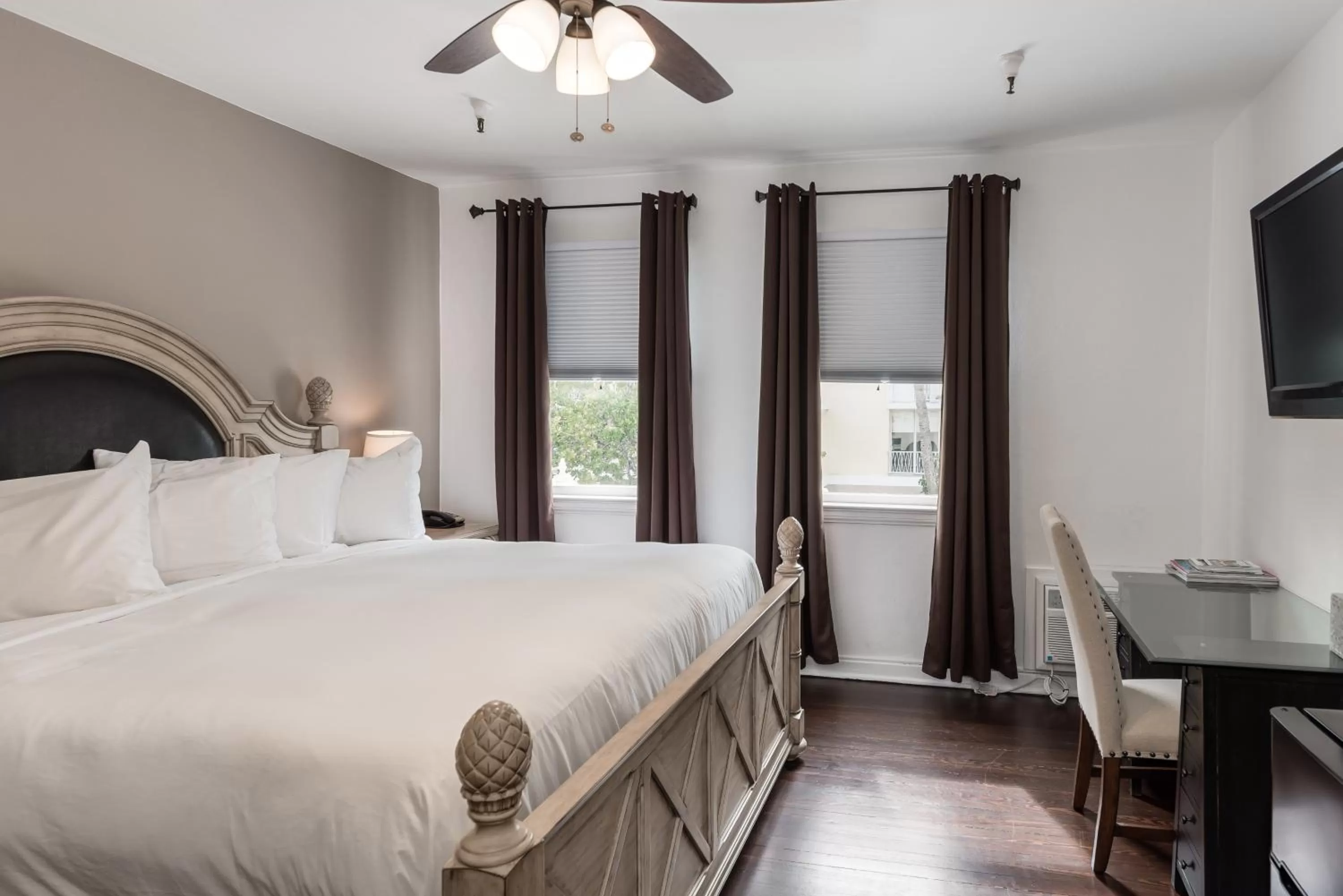 Deluxe King Room in Palm Beach Historic Inn