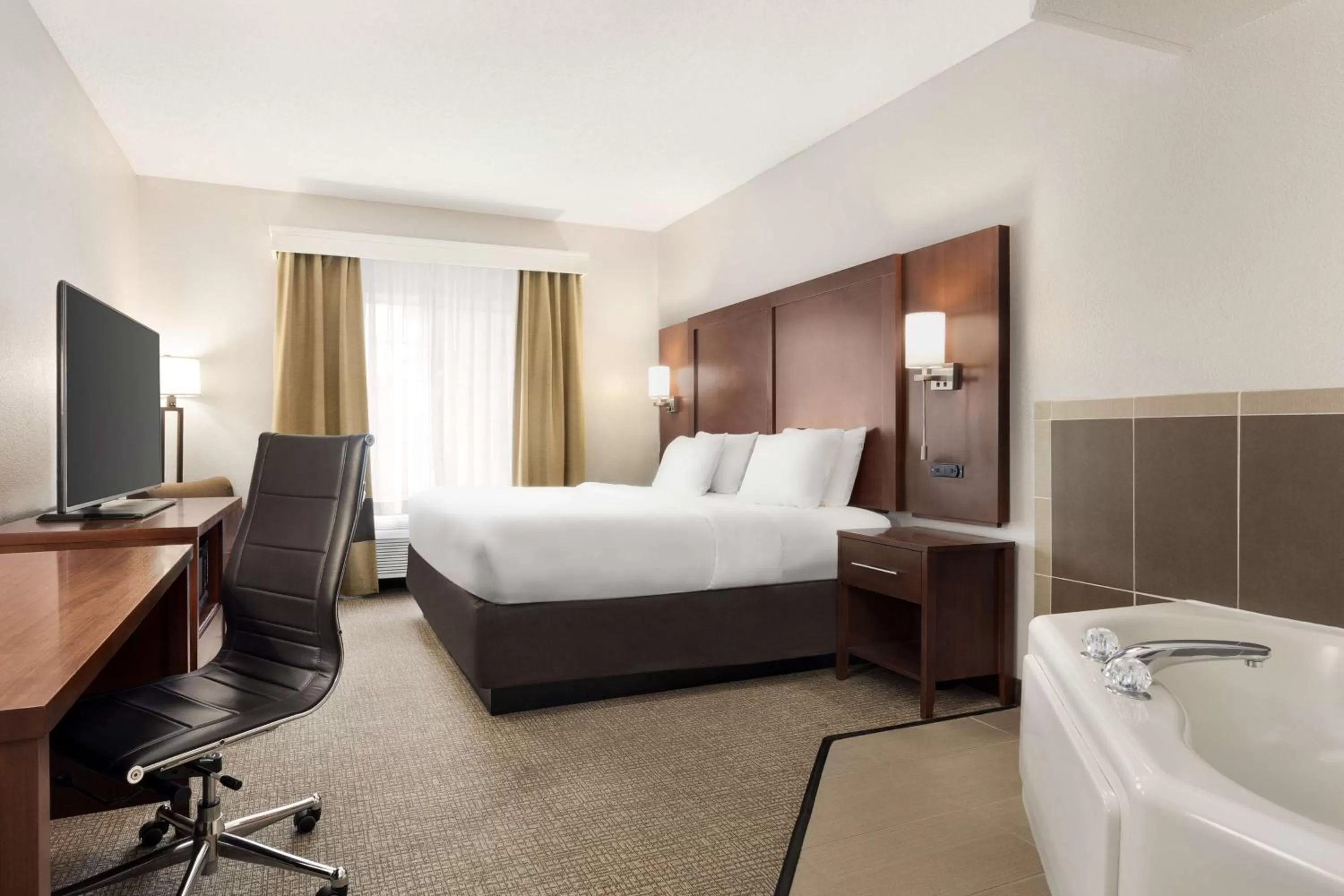 King Room with Whirlpool - Non-Smoking in Country Inn & Suites by Radisson, Stillwater, MN