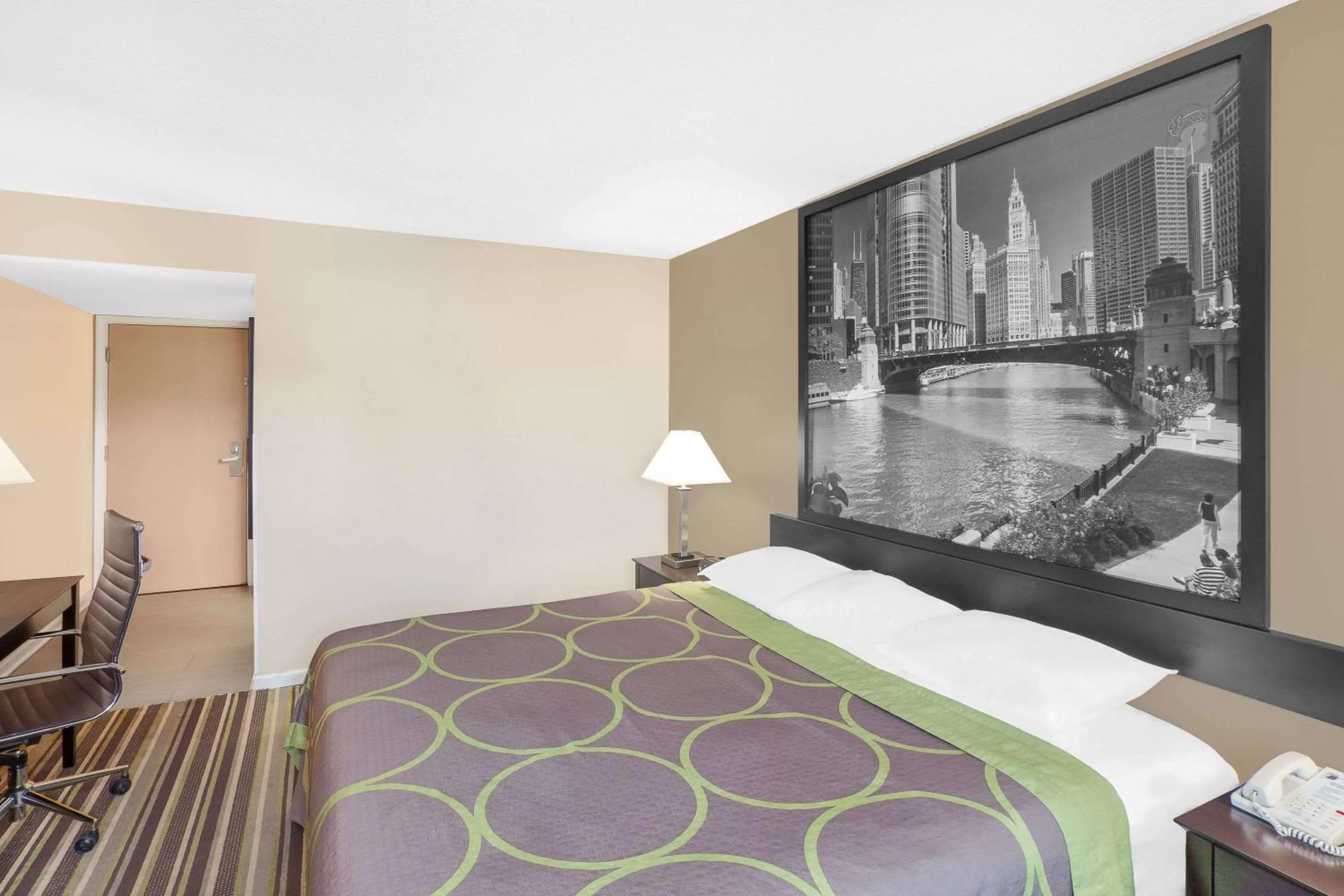 King Room - Non-Smoking in Super 8 by Wyndham Morton Grove/Chicago