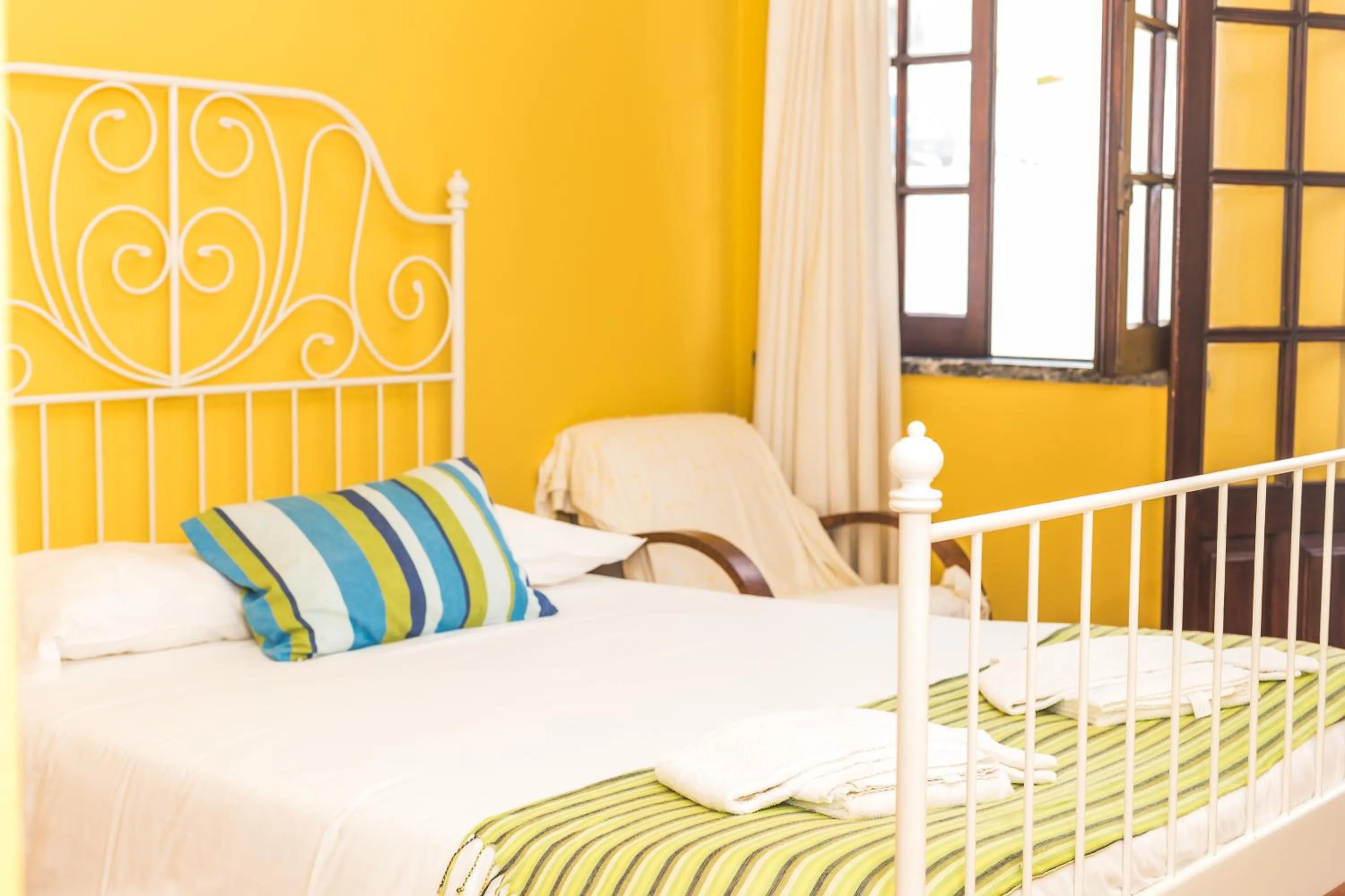 Standard Double Room with Shared Bathroom in Ericeira Chill Hill Hostel & Private Rooms - Peach Garden