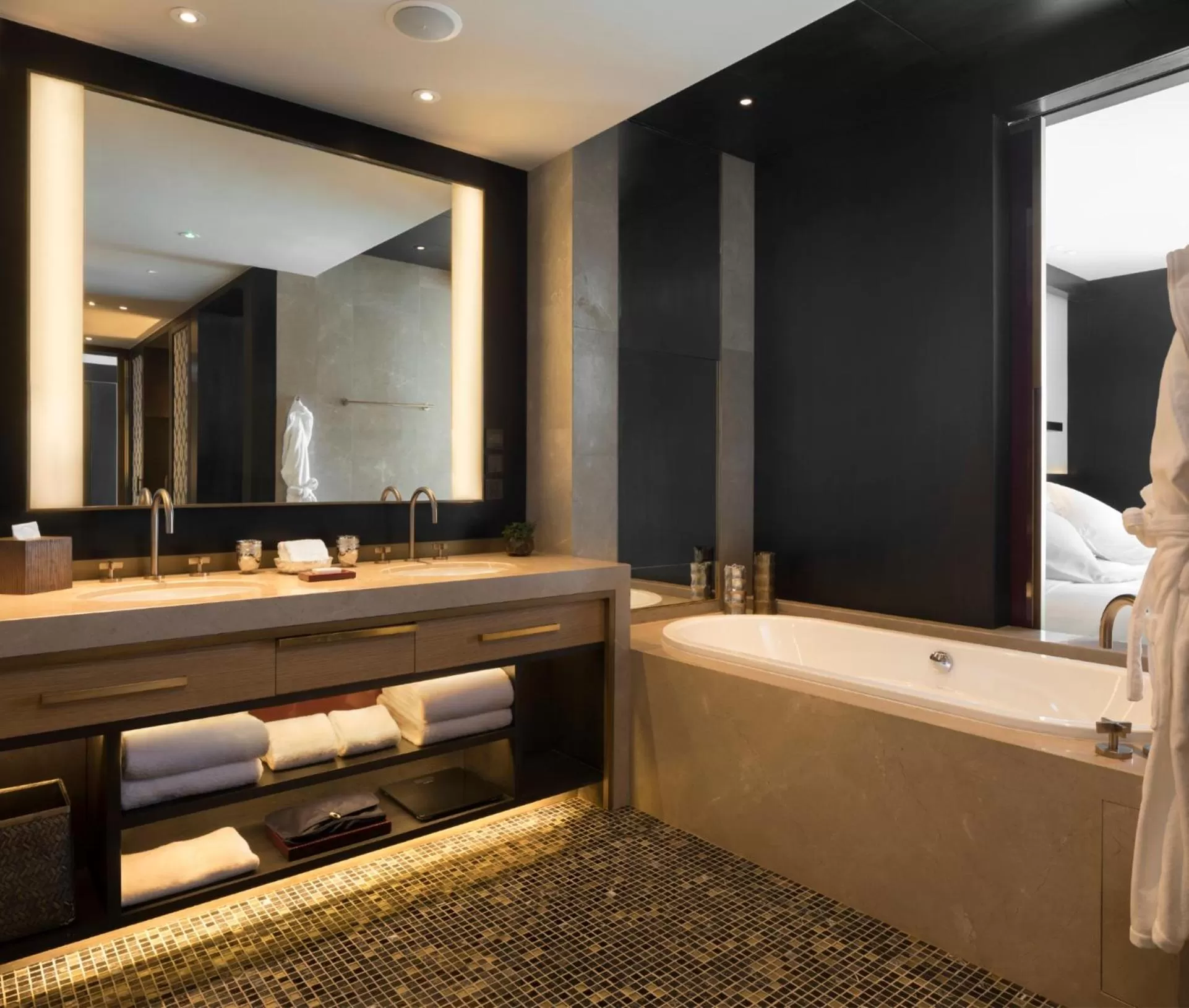 Executive King in Rosewood Phnom Penh