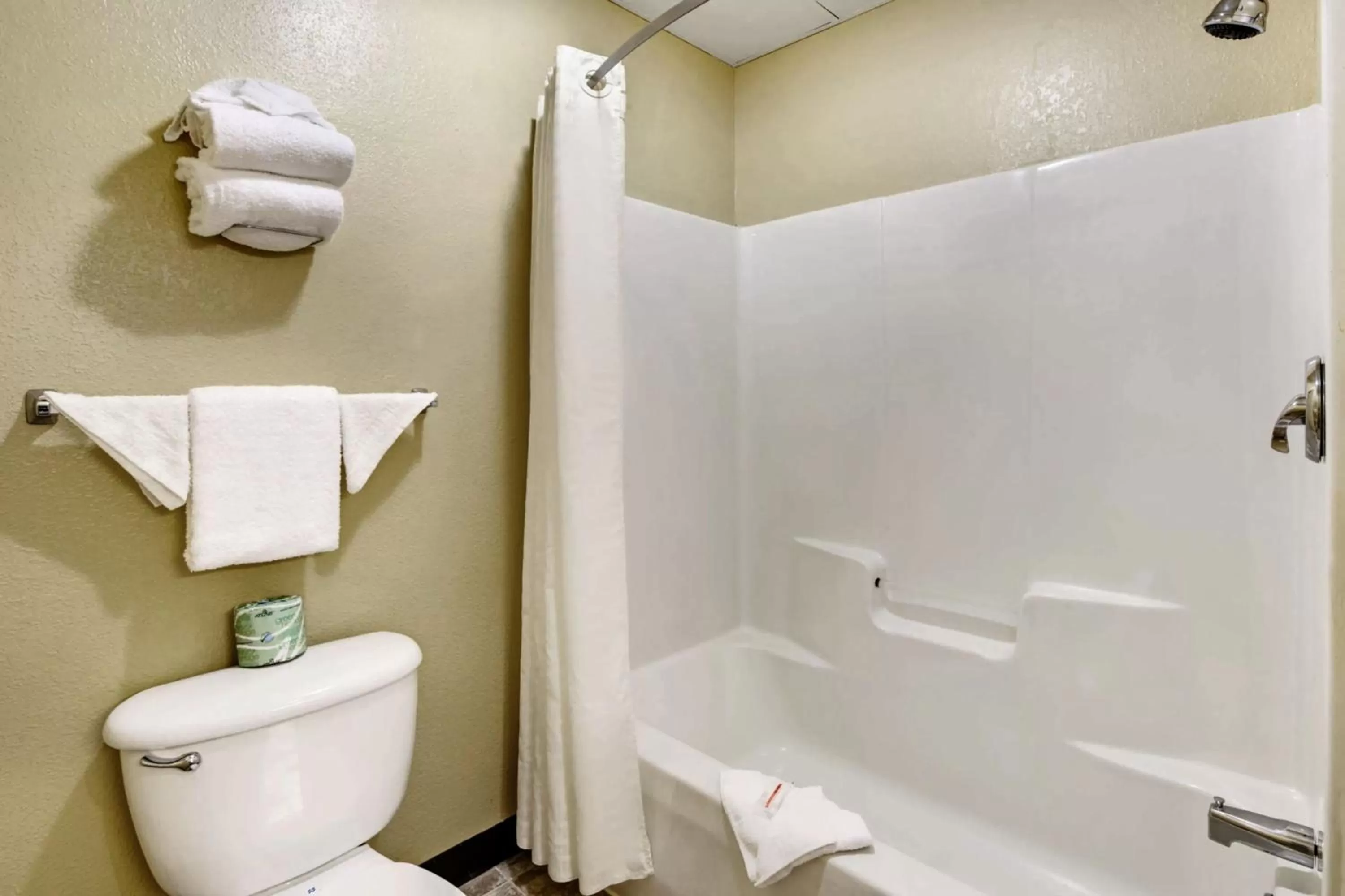 Deluxe King Studio Suite - Non-Smoking in Super 8 by Wyndham Salisbury