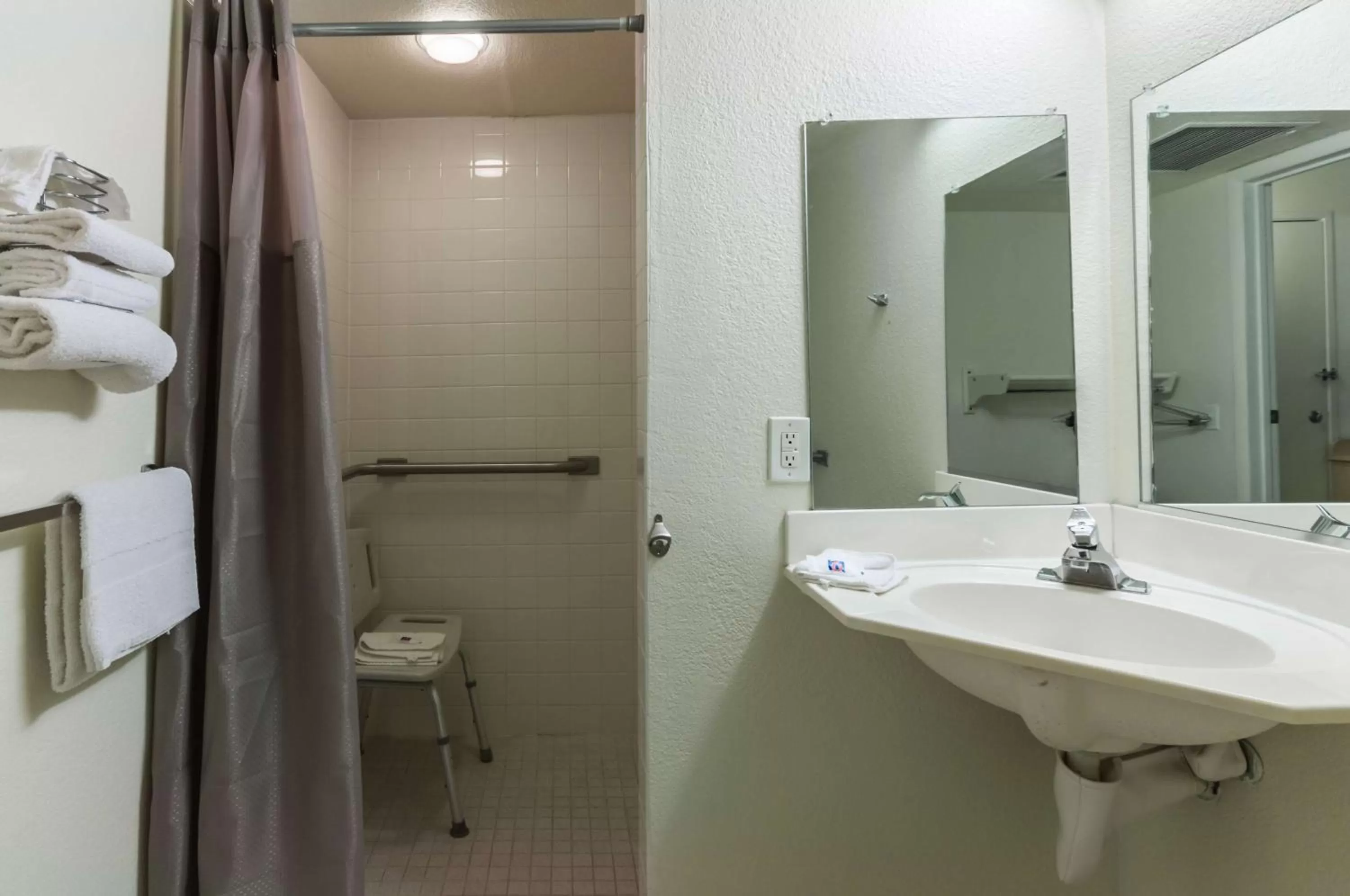 Queen Room - Disability Access - Non-Smoking in Motel 6-Green River, UT