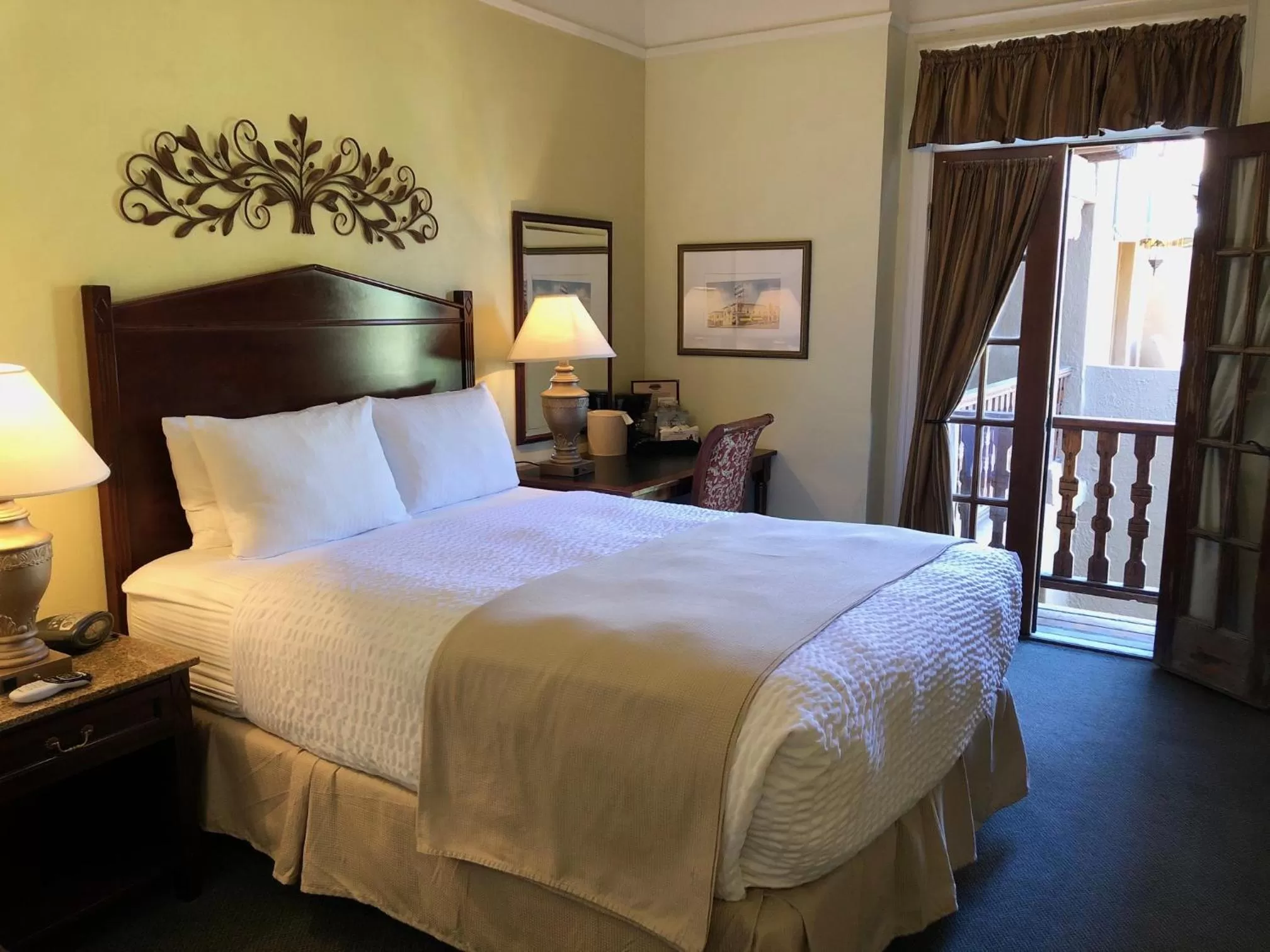 Queen Room with Balcony - single occupancy in Hotel El Capitan