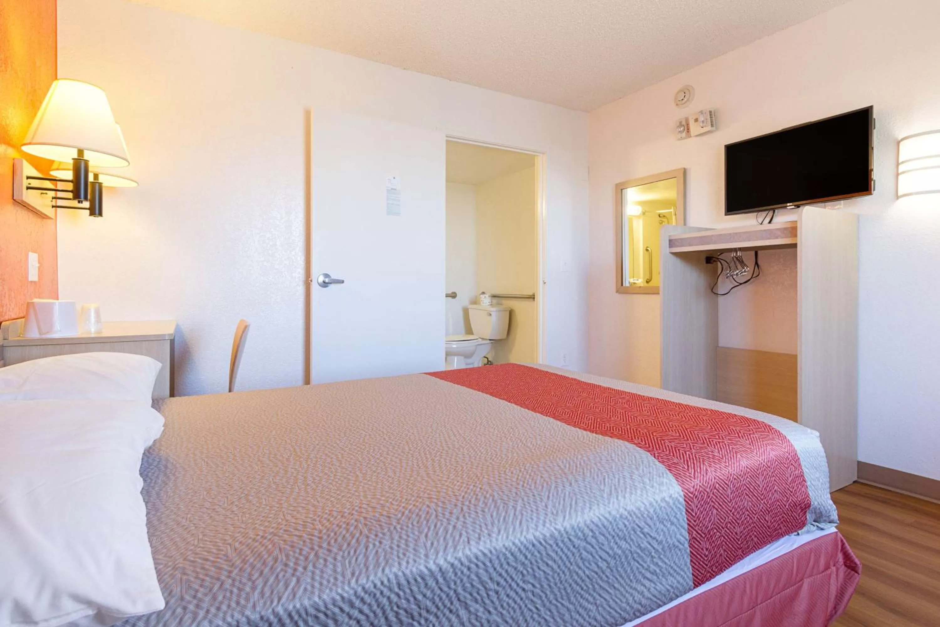 Deluxe Quadruple Room in Motel 6-Mesa, AZ - South