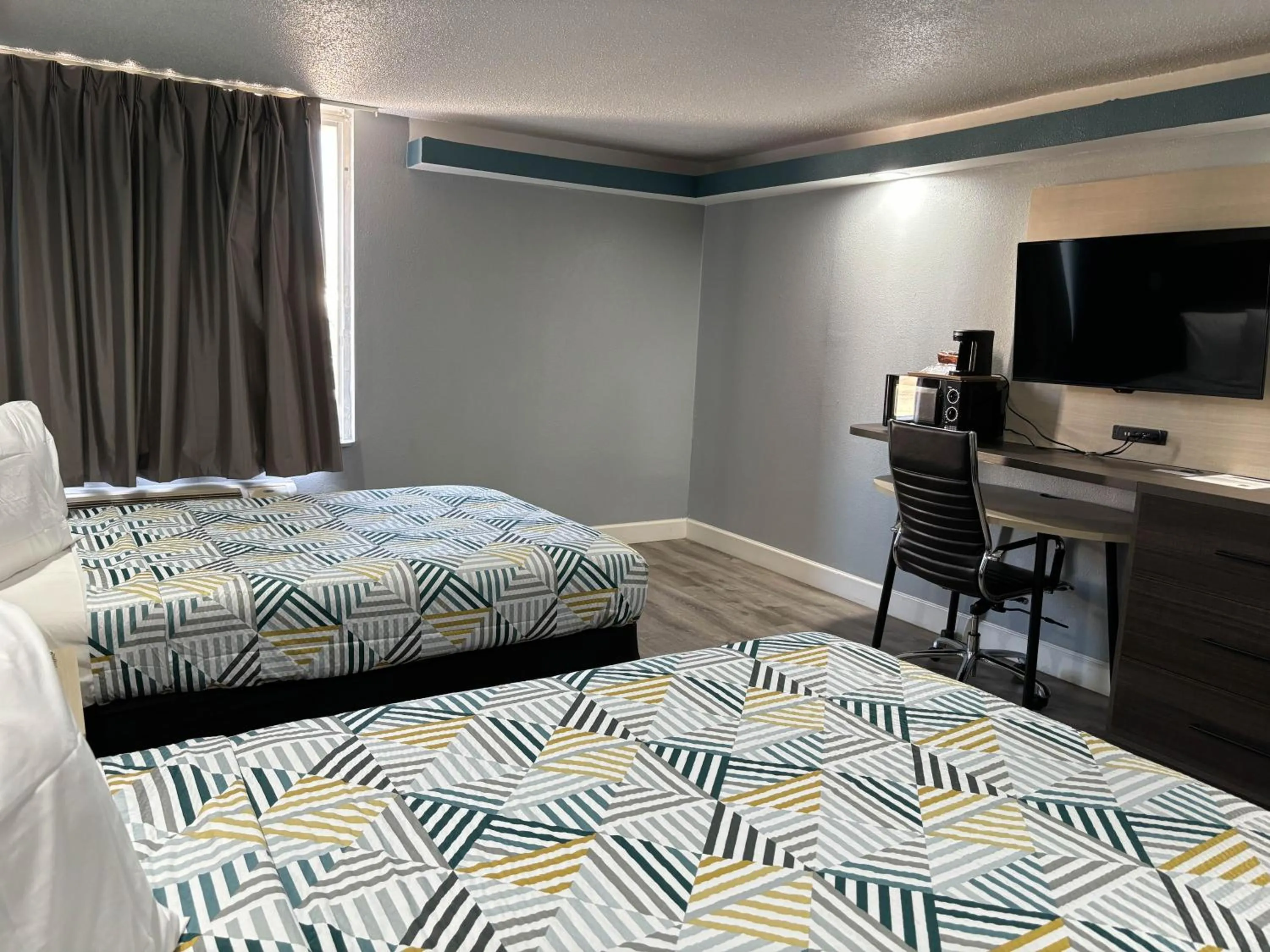 Deluxe Queen Room with Two Queen Beds - Smoking in Studio 6 Suites Memphis, TN East Memphis