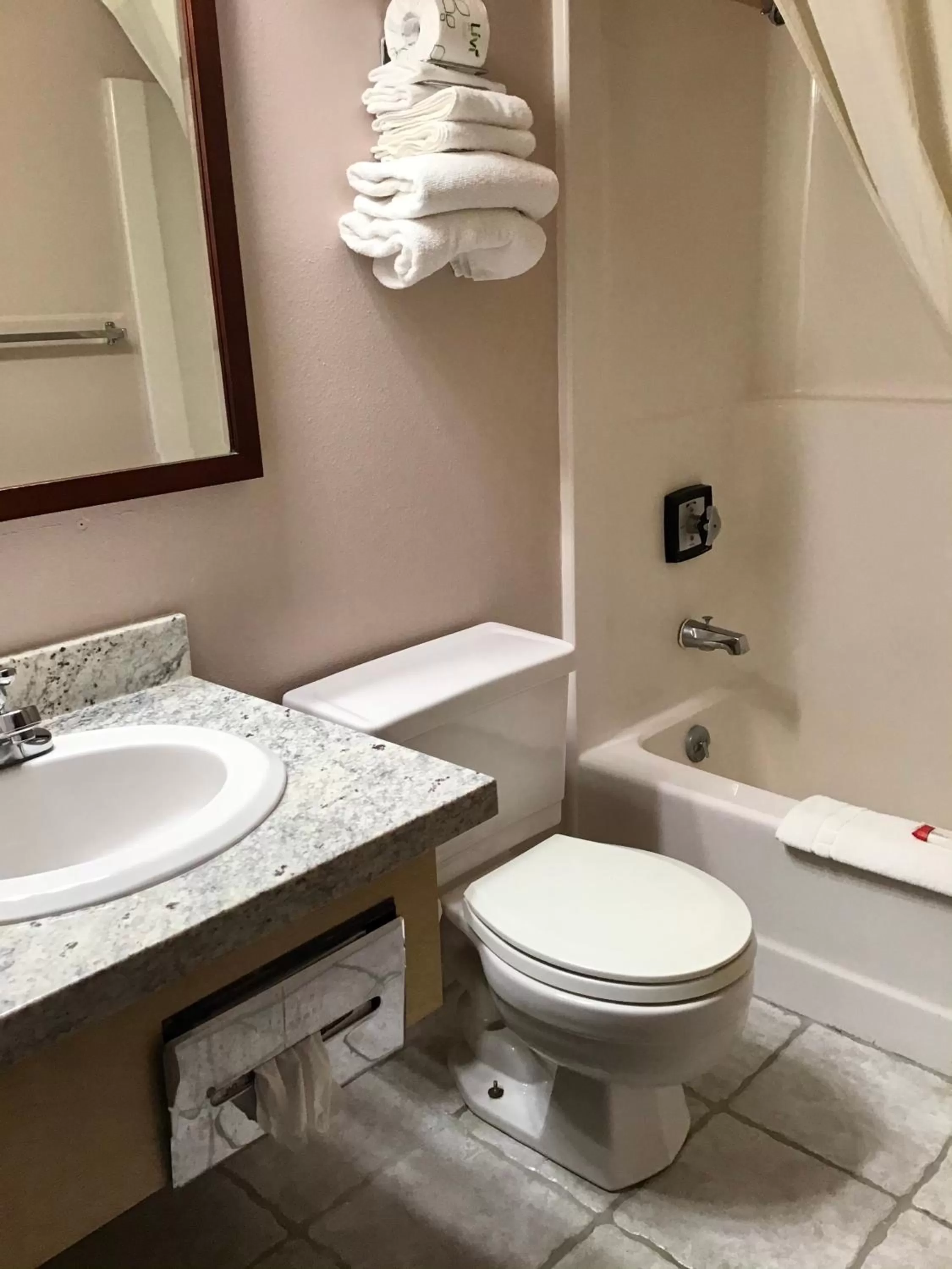 King Room - Mobility Access/Non-Smoking in Travelodge by Wyndham Worland