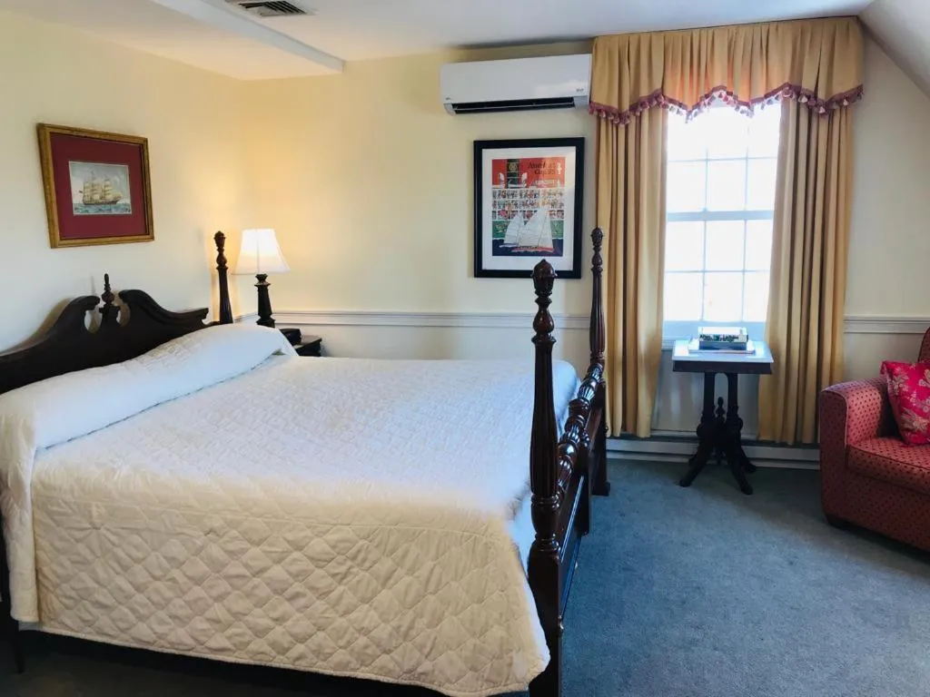 Queen Suite (NOT Pet Friendly) in America's Cup Inn Newport
