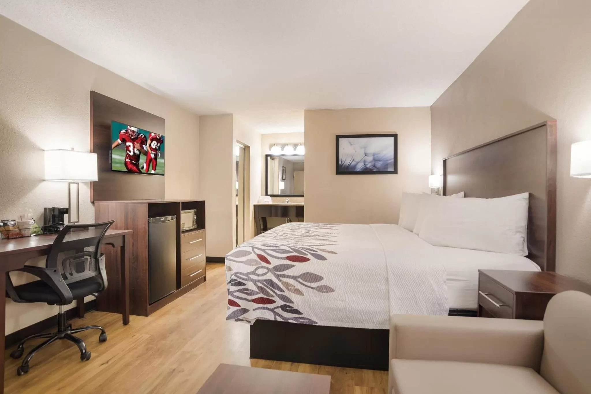 Deluxe King Room Disability Access Non-Smoking in Red Roof Inn Baltimore South Glen Burnie