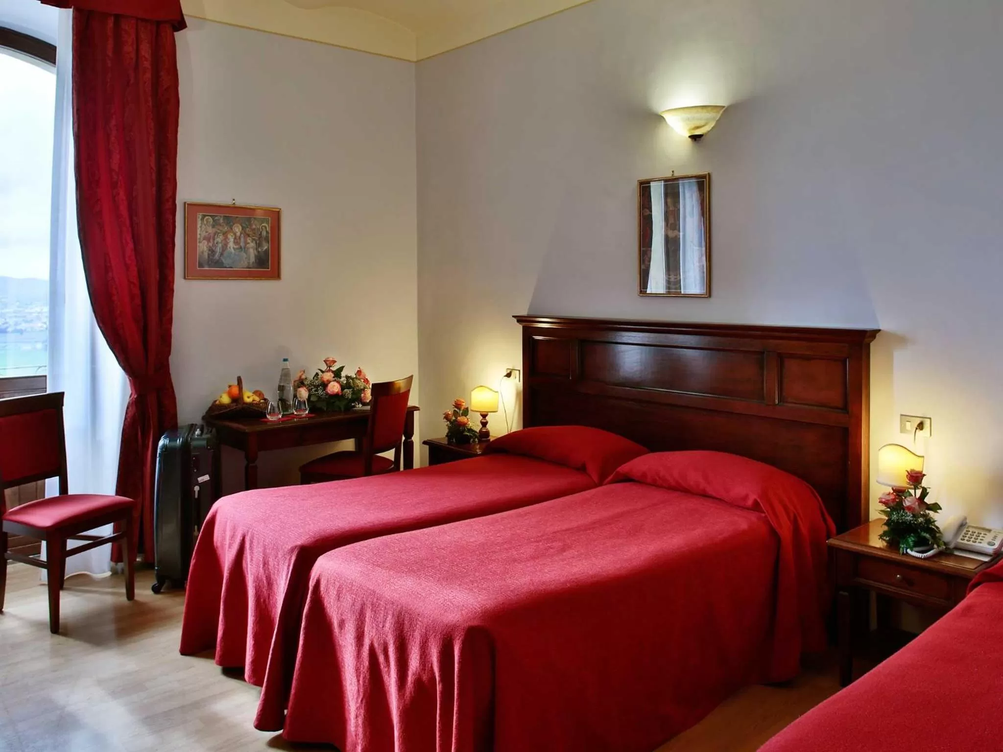 Quadruple Room with Balcony and Valley View in Hotel Windsor Savoia
