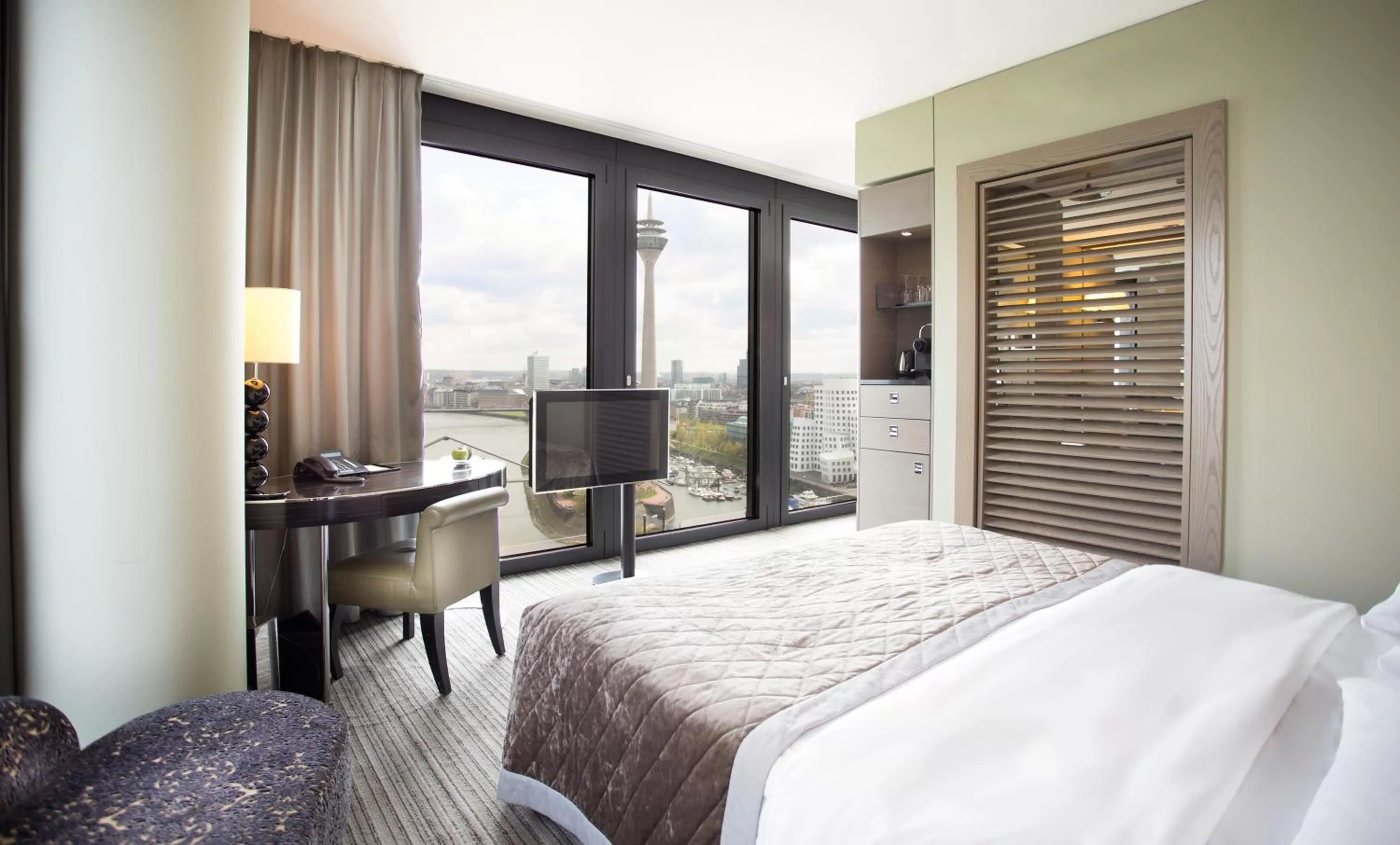Deluxe King Room with Harbor View - Club Access in Hyatt Regency Dusseldorf