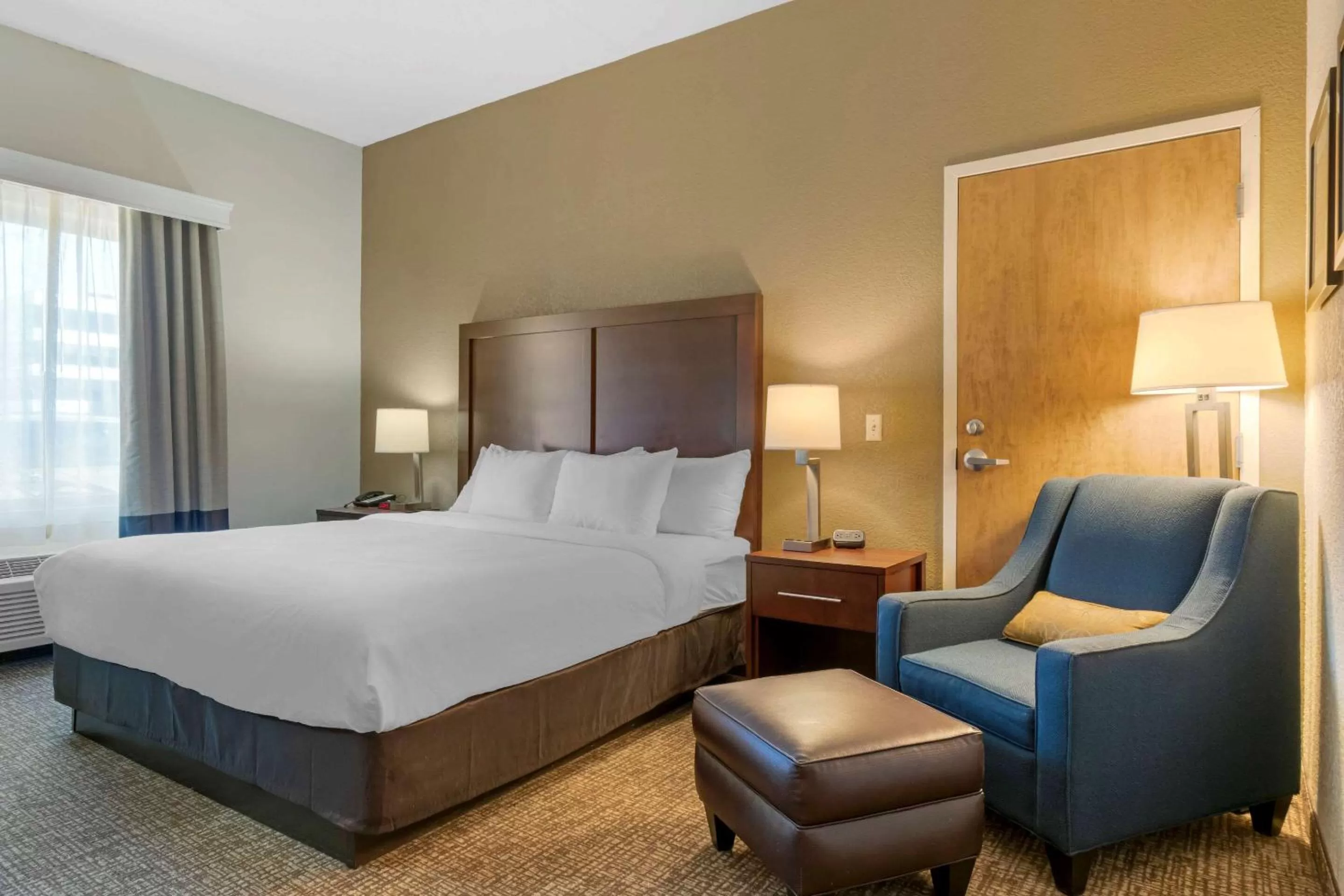 King Room with Accessible Tub - Accessible/Non-Smoking in Comfort Inn Mechanicsburg – Harrisburg South