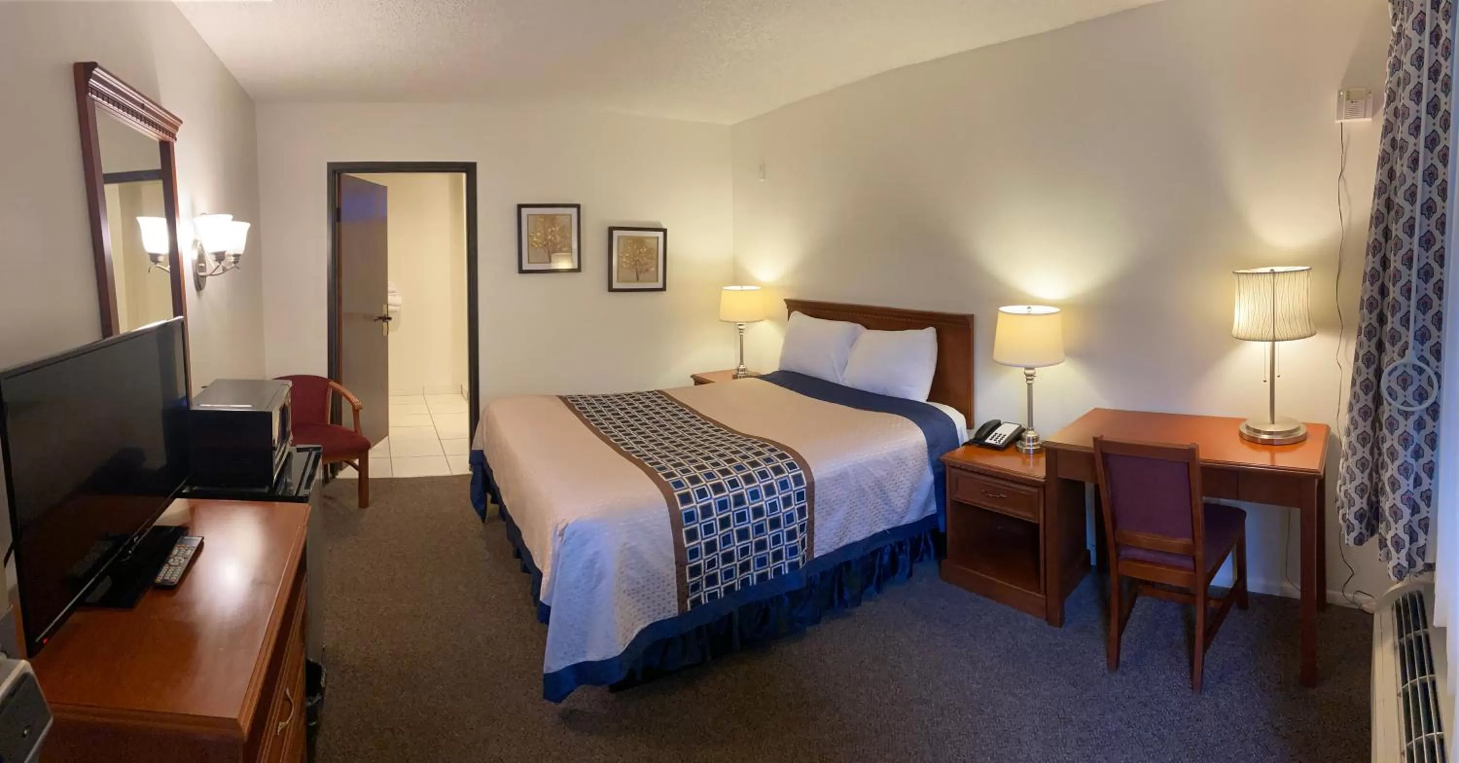 Queen Room - Disability Access - Non-Smoking in Vantage Point Inn - Woodland Hills
