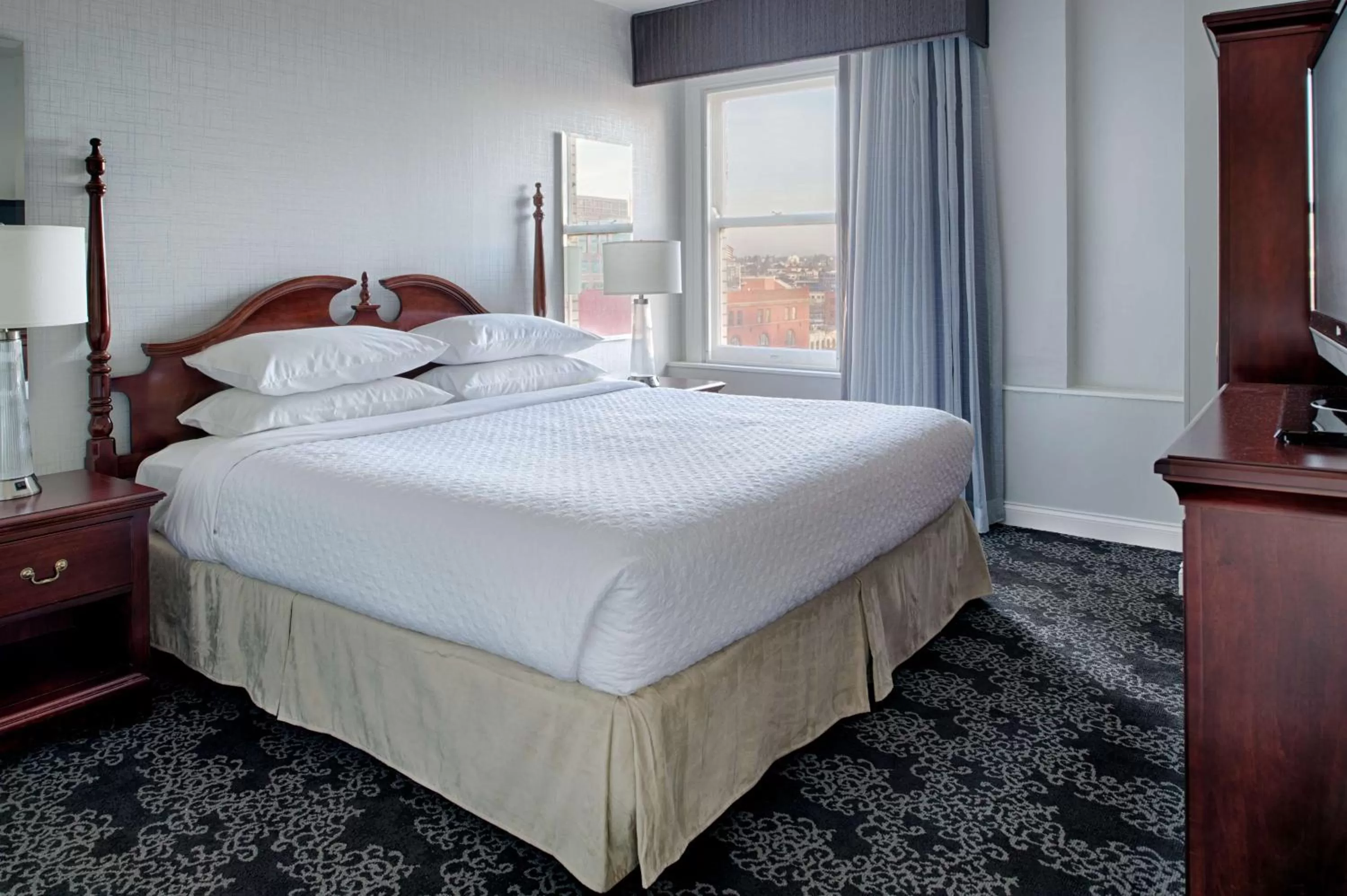 One-Bedroom King Suite in Embassy Suites by Hilton Portland Downtown