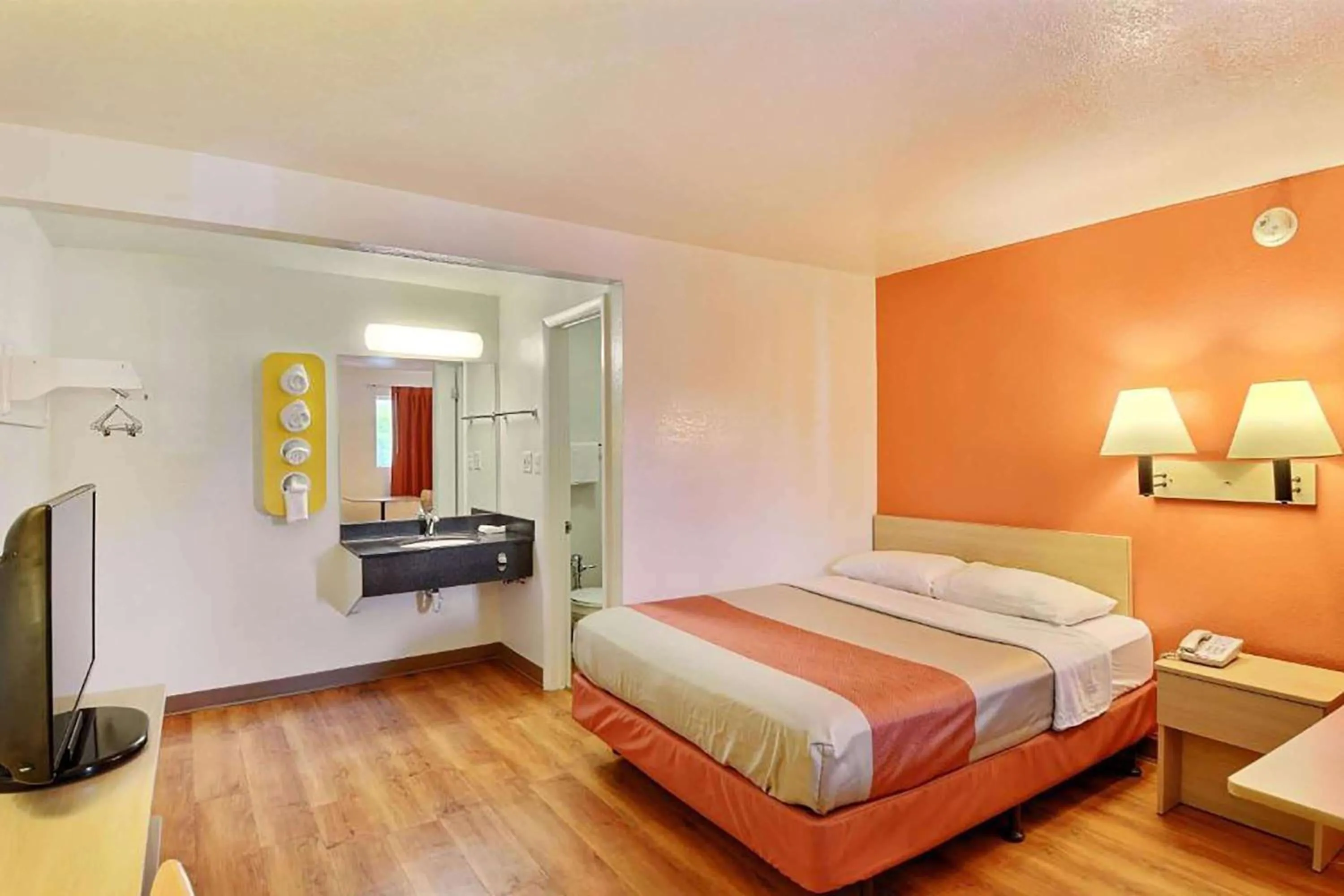 1 Double Bed, Hearing Accessible Room, Bathtub w/ Grab Bars, Non-Smoking in Travelodge by Wyndham Brattleboro VT